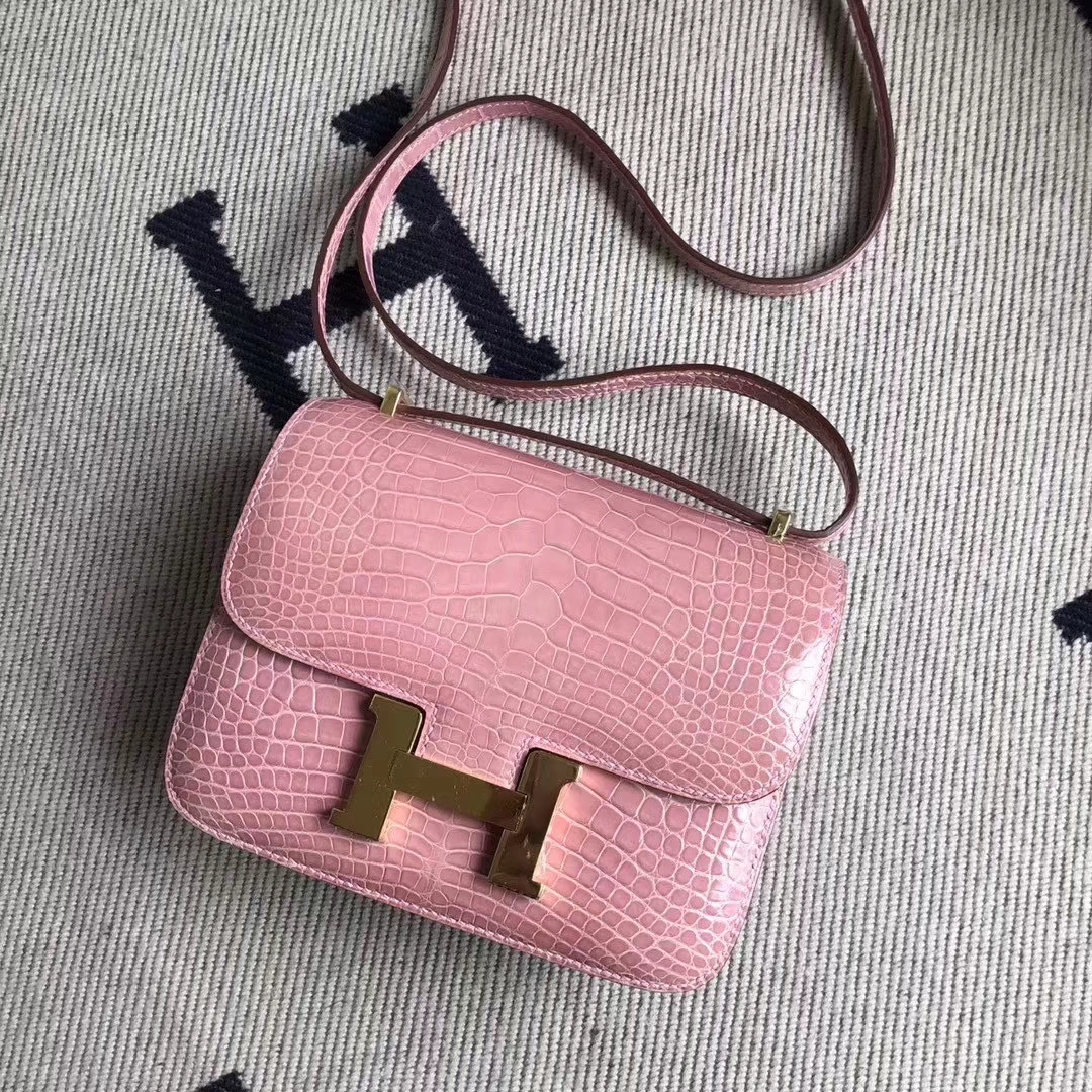 Hermès（爱马仕）Constance 空姐包 亮面方块 美洲鳄鱼 1Q奶昔粉 Rose Confetti 完美品相 金扣 19cm 现货