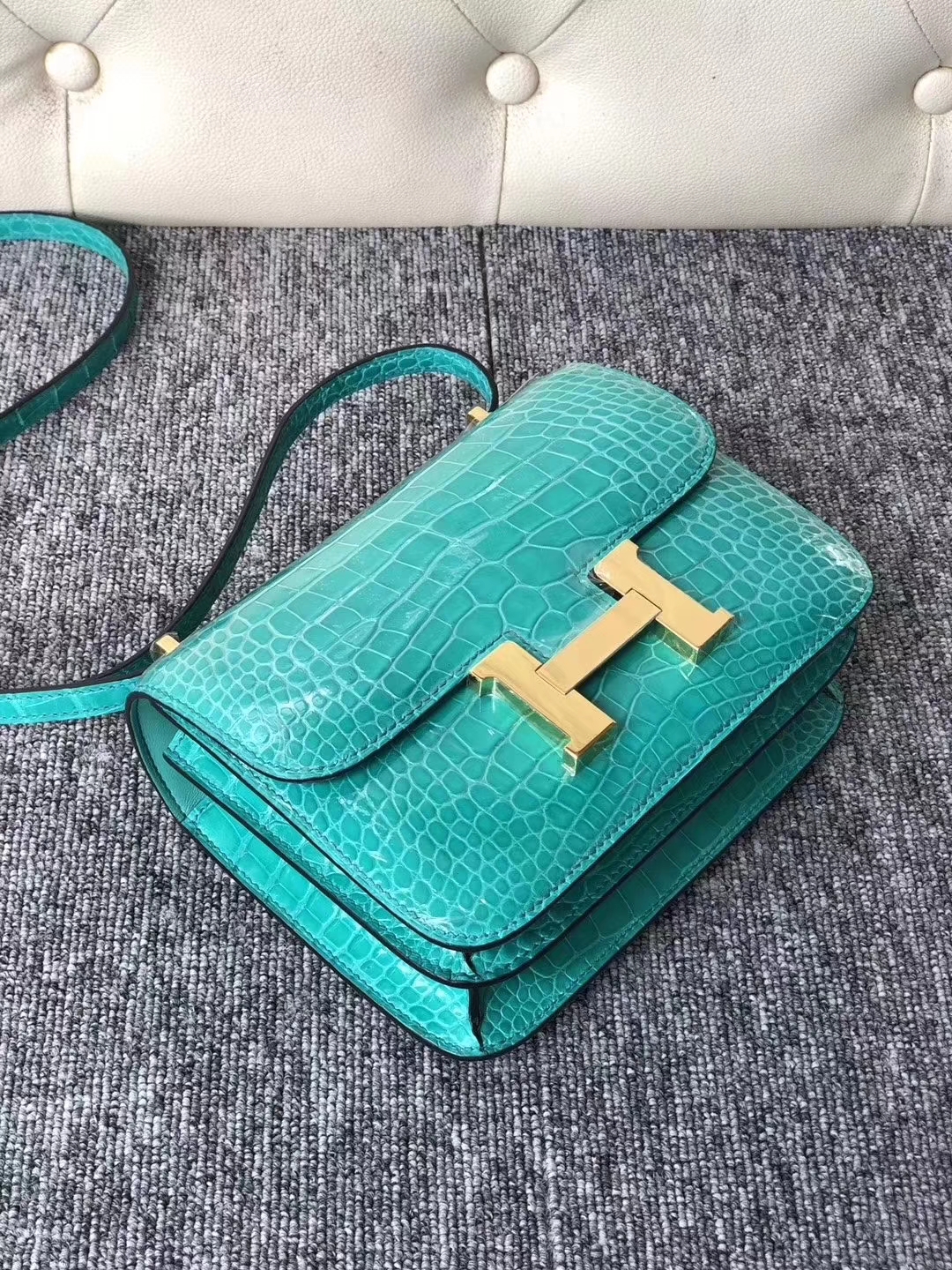 Hermès(爱马仕)Constance 空姐包 Alligator shiny 亮面鳄鱼 6o 帝王绿 金扣 18cm 超美现货-拉尔森鳄鱼皮具定制 - 爱马仕包包官网 Hermès(爱马仕)Constance 空姐包 Alligator shiny 亮面鳄鱼 6o 帝王绿 金扣 18cm 超美现货