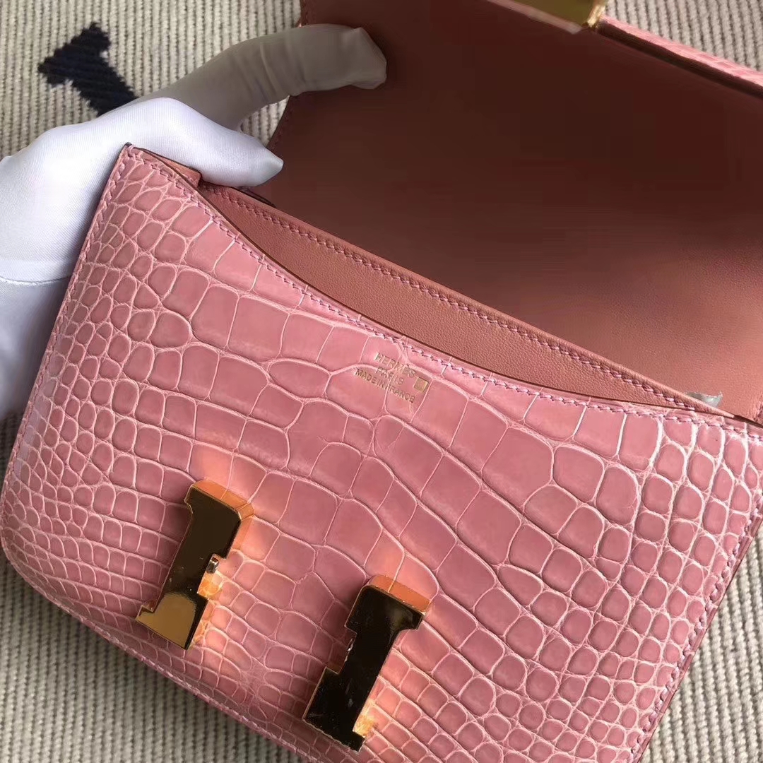 Hermès（爱马仕）Constance 空姐包 亮面方块 美洲鳄鱼 1Q奶昔粉 Rose Confetti 完美品相 金扣 19cm 现货