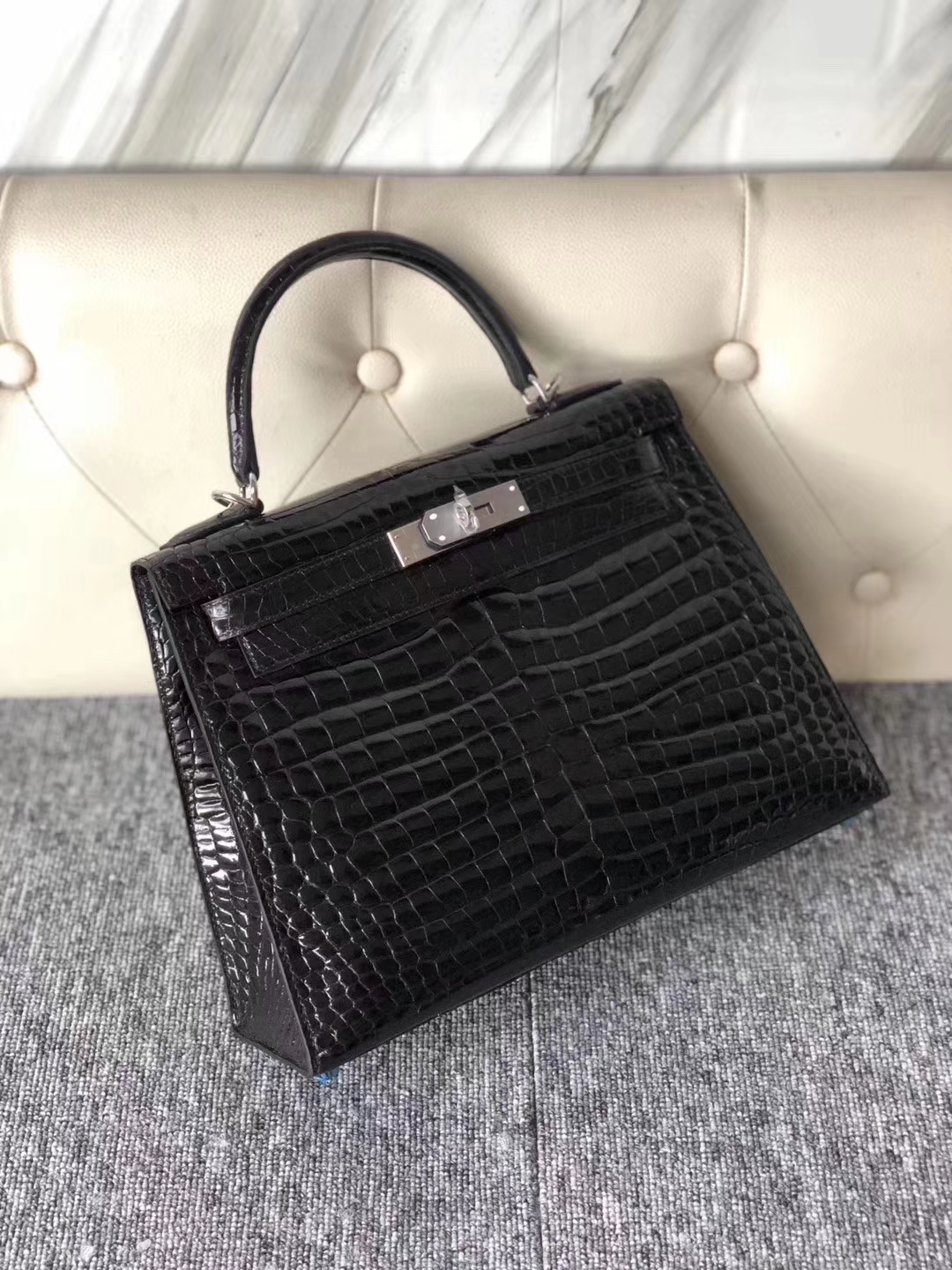 Hermès(爱马仕)Kelly 凯莉包 Porosus shiny 亮面澳洲鳄鱼 ck89 黑色 银扣 拱珠皮 28cm-拉尔森鳄鱼皮具定制 - 爱马仕包包官网 Hermès(爱马仕)Kelly 凯莉包 Porosus shiny 亮面澳洲鳄鱼 ck89 黑色 银扣 拱珠皮 28cm