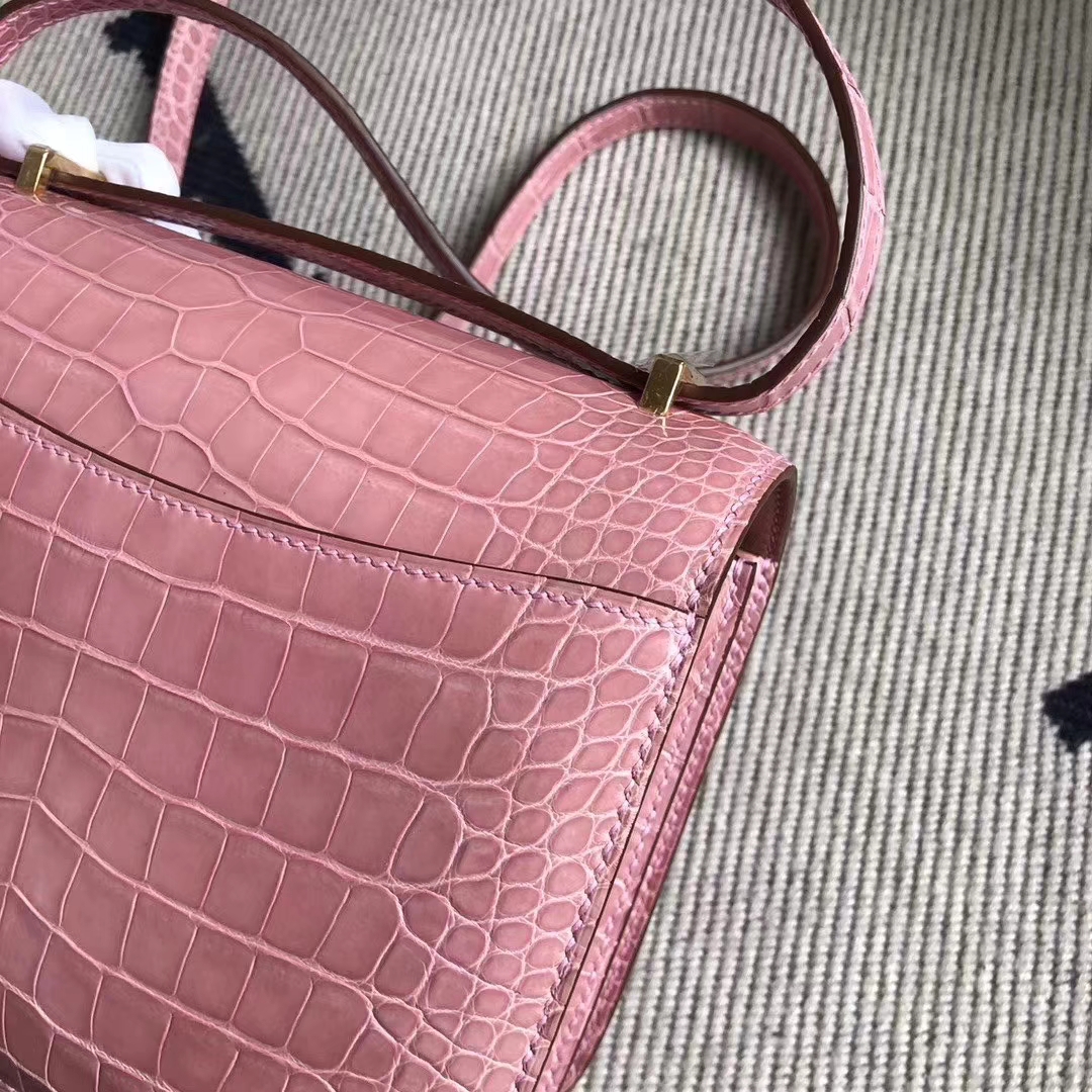 Hermès（爱马仕）Constance 空姐包 亮面方块 美洲鳄鱼 1Q奶昔粉 Rose Confetti 完美品相 金扣 19cm 现货