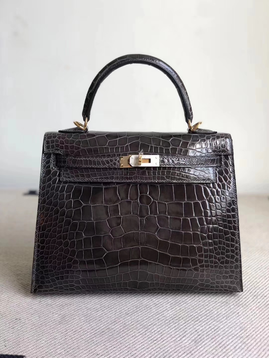 Hermès(爱马仕)Kelly 凯莉包 Alligator shiny 亮面鳄鱼 ck88 石墨灰 金扣 顶级手缝 25cm 现货-拉尔森鳄鱼皮具定制 - 爱马仕包包官网 Hermès(爱马仕)Kelly 凯莉包 Alligator shiny 亮面鳄鱼 ck88 石墨灰 金扣 顶级手缝 25cm 现货