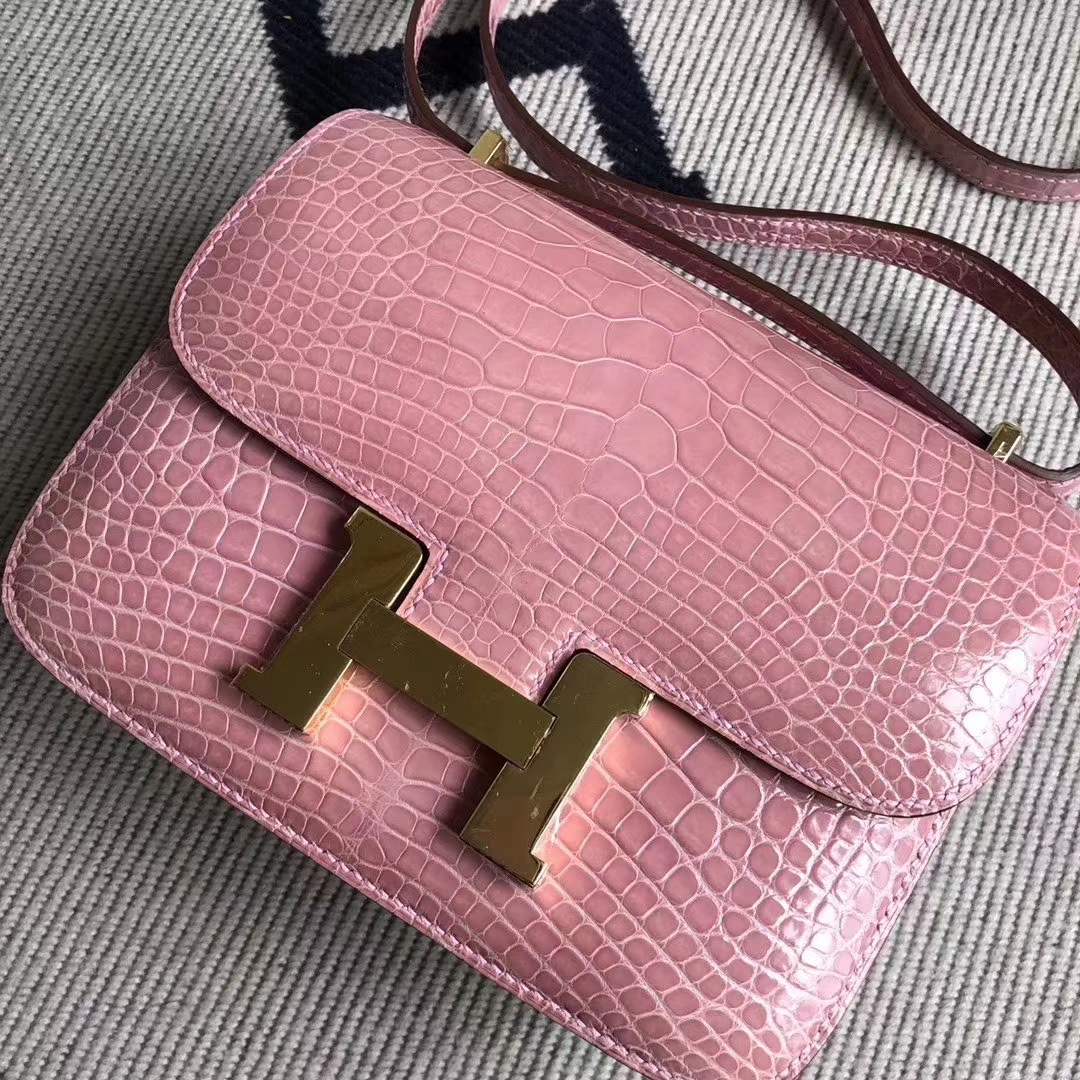 Hermès(爱马仕)Constance 空姐包 亮面方块 美洲鳄鱼 1Q奶昔粉 Rose Confetti 完美品相 金扣 19cm 现货-拉尔森鳄鱼皮具定制 - 爱马仕包包官网 Hermès(爱马仕)Constance 空姐包 亮面方块 美洲鳄鱼 1Q奶昔粉 Rose Confetti 完美品相 金扣 19cm 现货