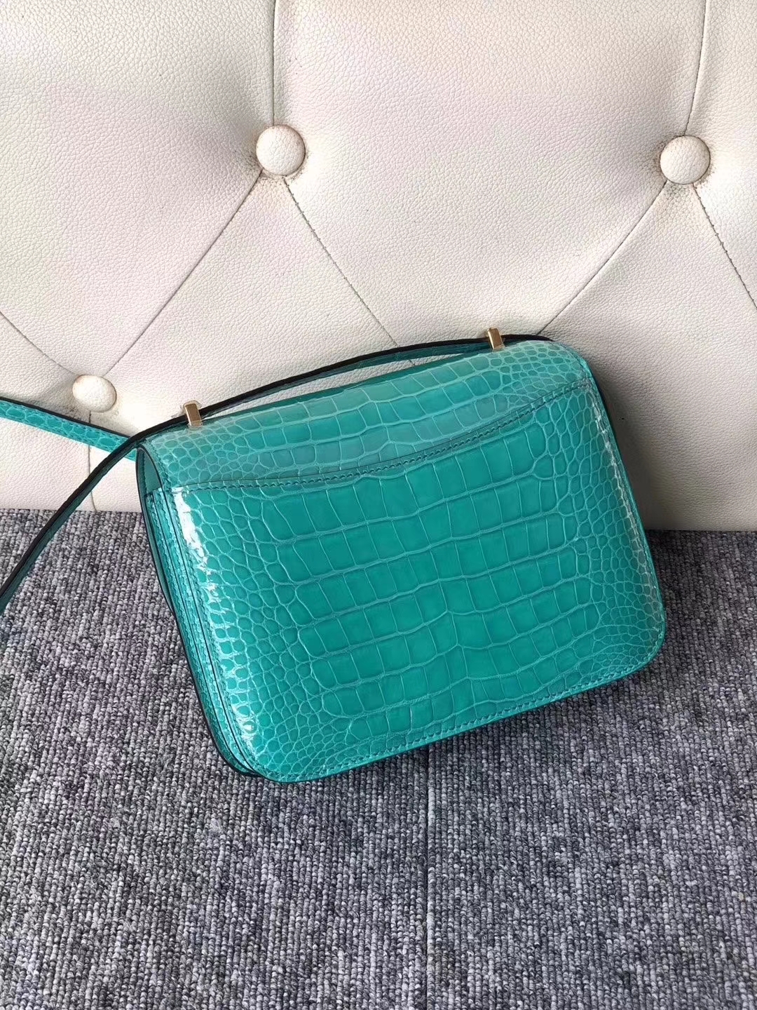 Hermès（爱马仕）Constance 空姐包 Alligator shiny 亮面鳄鱼 6o 帝王绿 金扣 18cm 超美现货