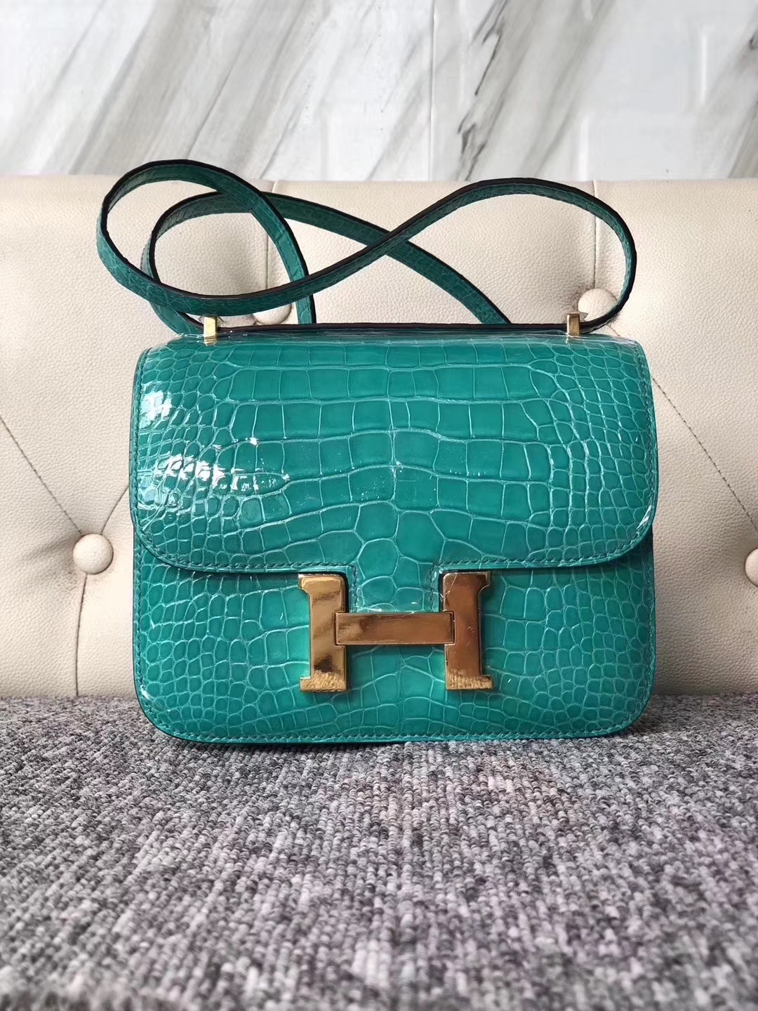 Hermès（爱马仕）Constance 空姐包 Alligator shiny 亮面鳄鱼 6o 帝王绿 金扣 18cm 超美现货