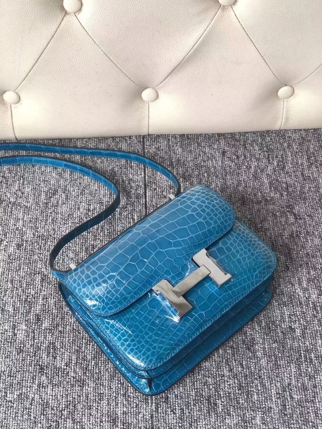 Hermès(爱马仕)Constance 空姐包 Alligator shiny 亮面鳄鱼 7w 伊兹密尔蓝 银扣 18cm-拉尔森鳄鱼皮具定制 - 爱马仕包包官网 Hermès(爱马仕)Constance 空姐包 Alligator shiny 亮面鳄鱼 7w 伊兹密尔蓝 银扣 18cm