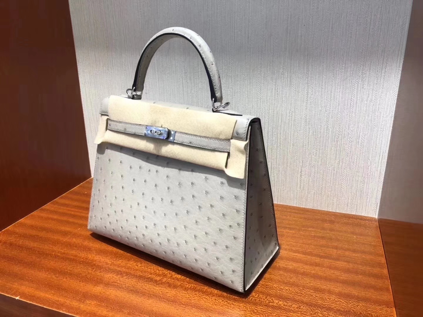 Hermès(爱马仕)Kelly 凯莉包 Ostrich kk鸵鸟 冰川灰 银扣 小可爱 25cm 现货-拉尔森鳄鱼皮具定制 - 爱马仕包包官网 Hermès(爱马仕)Kelly 凯莉包 Ostrich kk鸵鸟 冰川灰 银扣 小可爱 25cm 现货