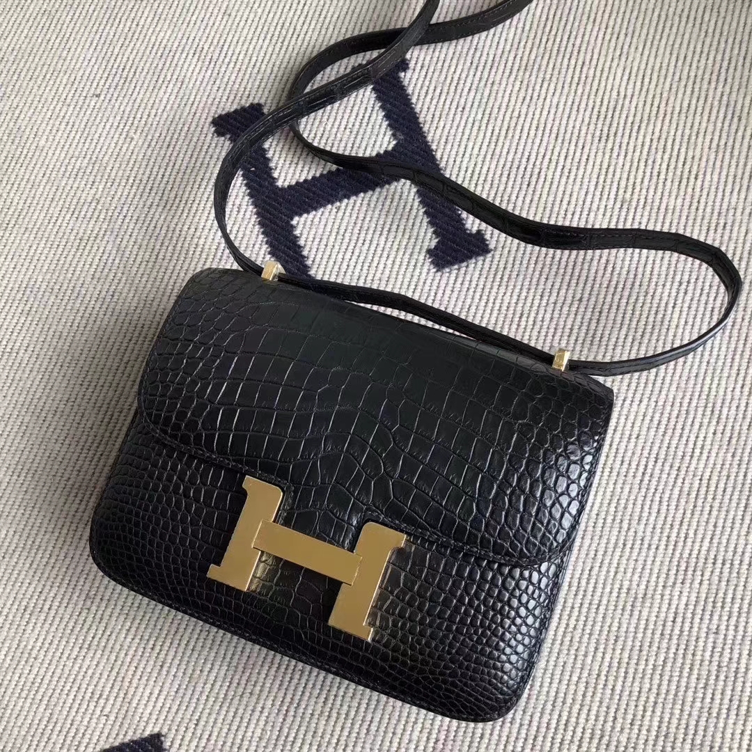Hermès(爱马仕)Constance 空姐包 雾面方块 美洲鳄鱼 CK89黑色 Noir 完美品相 金扣 19cm 现货-拉尔森鳄鱼皮具定制 - 爱马仕包包官网 Hermès(爱马仕)Constance 空姐包 雾面方块 美洲鳄鱼 CK89黑色 Noir 完美品相 金扣 19cm 现货