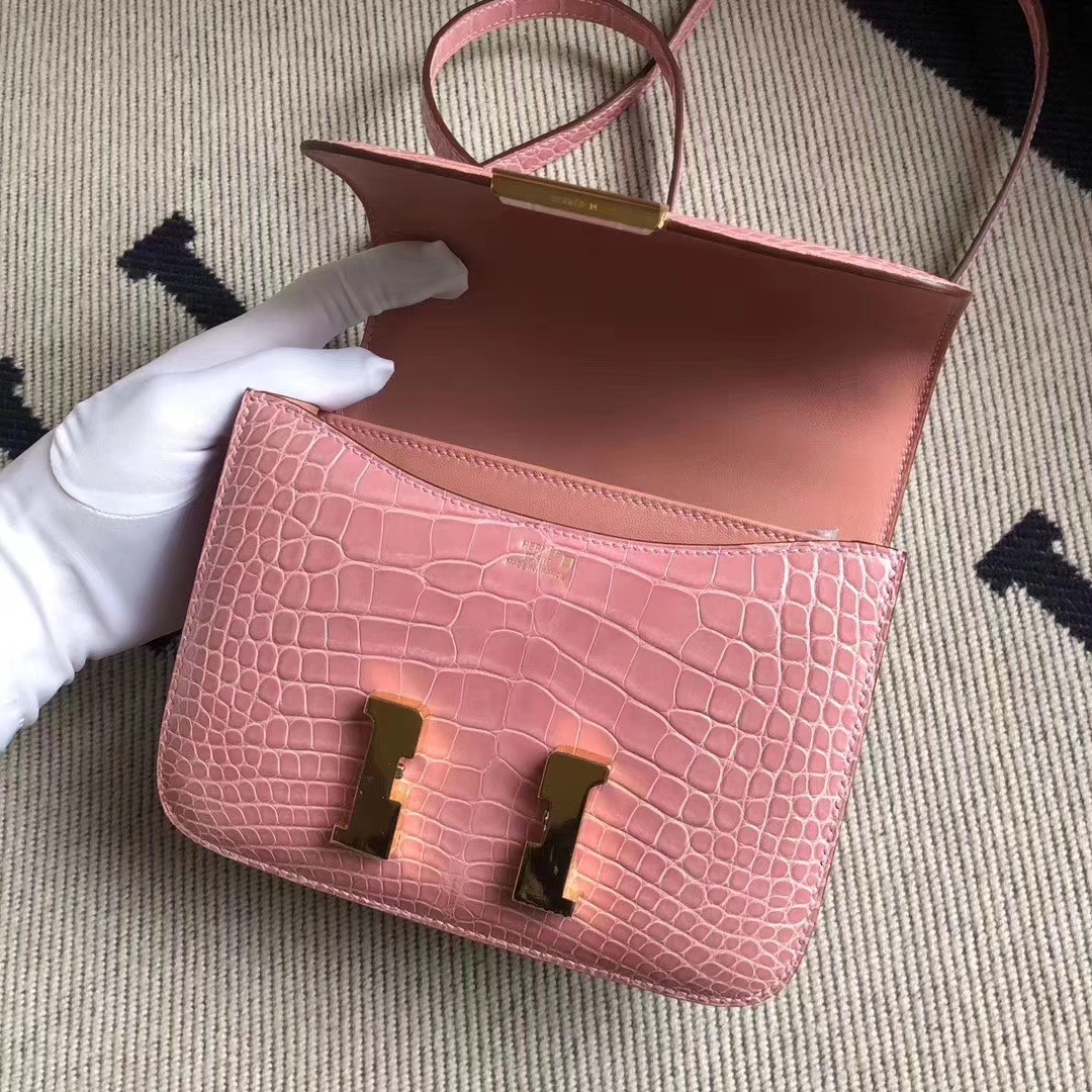 Hermès（爱马仕）Constance 空姐包 亮面方块 美洲鳄鱼 1Q奶昔粉 Rose Confetti 完美品相 金扣 19cm 现货