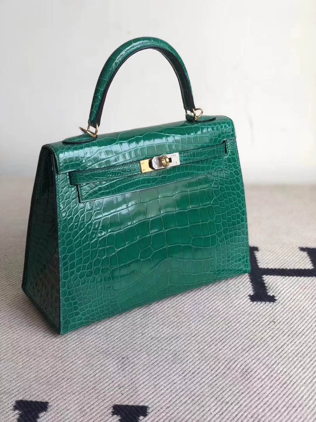 Hermès（爱马仕）Kelly 凯莉包 Alligator shiny 亮面鳄鱼 6Ｑ翡翠绿 金扣 顶级手缝 25cm 现货