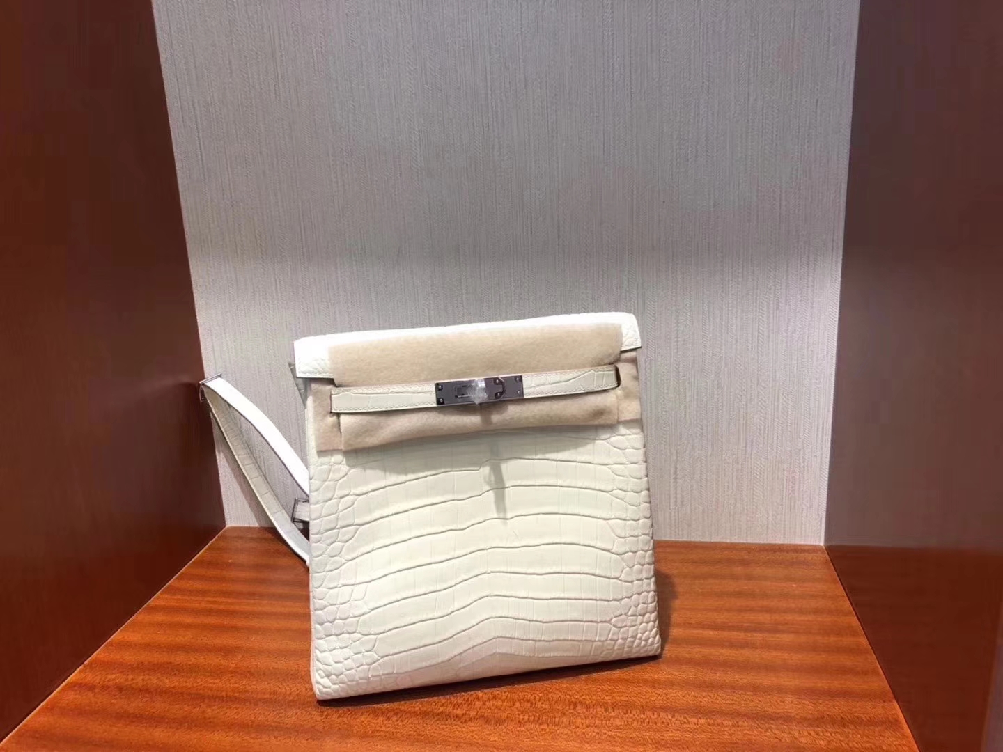 Hermès(爱马仕)kelly ado 双肩包 Alligator matt 8L 奶油白 Beton 银扣 22cm-拉尔森鳄鱼皮具定制 - 爱马仕包包官网 Hermès(爱马仕)kelly ado 双肩包 Alligator matt 8L 奶油白 Beton 银扣 22cm