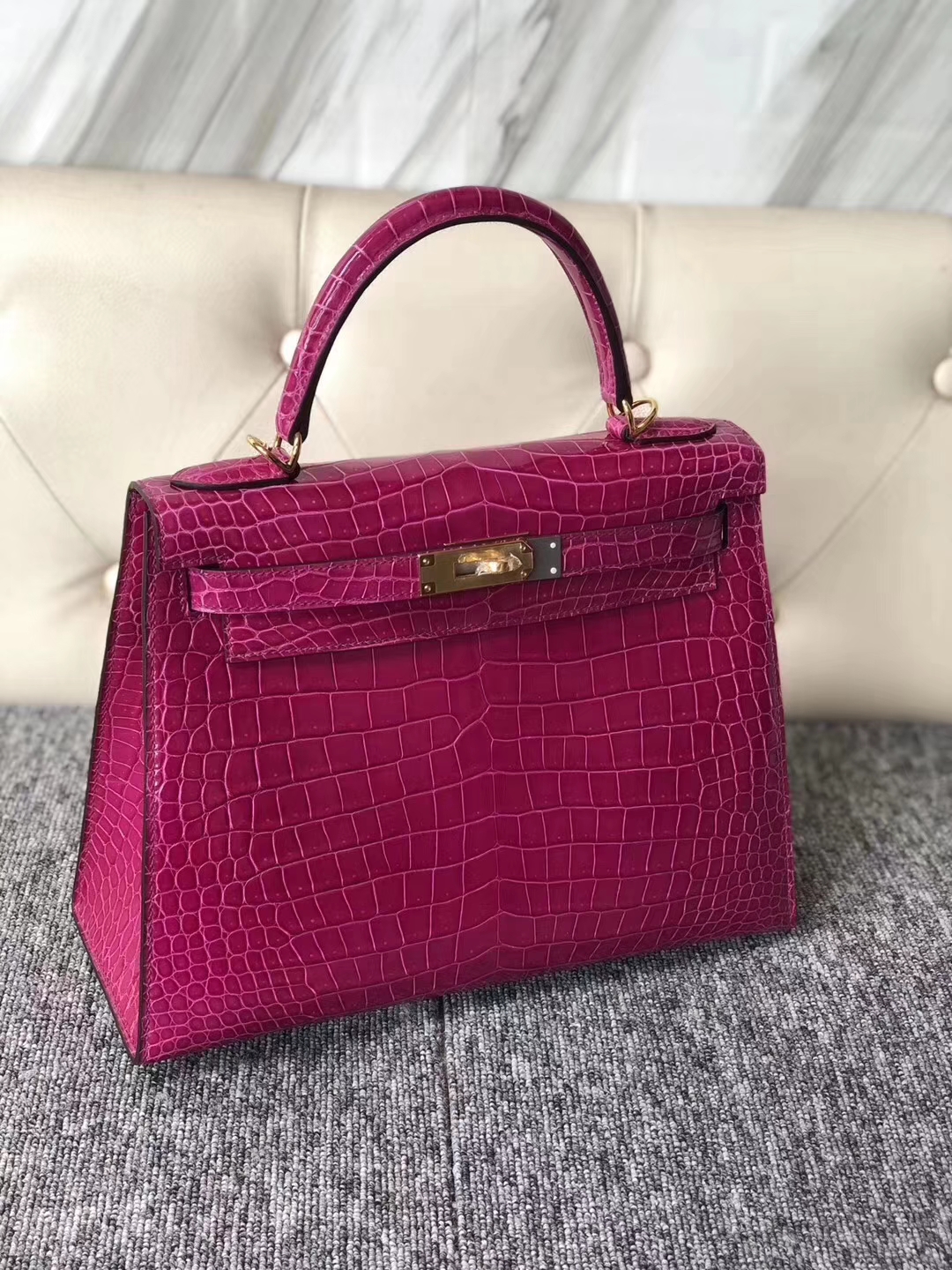 Hermès(爱马仕)Kelly 凯莉包 Porosus shiny 亮面澳洲湾鳄J5 天方夜谭粉紫 金扣 28cm-拉尔森鳄鱼皮具定制 - 爱马仕包包官网 Hermès(爱马仕)Kelly 凯莉包 Porosus shiny 亮面澳洲湾鳄J5 天方夜谭粉紫 金扣 28cm