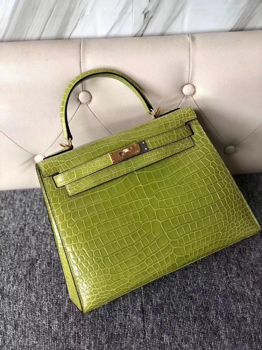Hermès(爱马仕)Kelly 凯莉包 Porosus shiny 亮面澳洲湾鳄 6R 奇异果绿 金扣 28cm-拉尔森鳄鱼皮具定制 - 爱马仕包包官网 Hermès(爱马仕)Kelly 凯莉包 Porosus shiny 亮面澳洲湾鳄 6R 奇异果绿 金扣 28cm