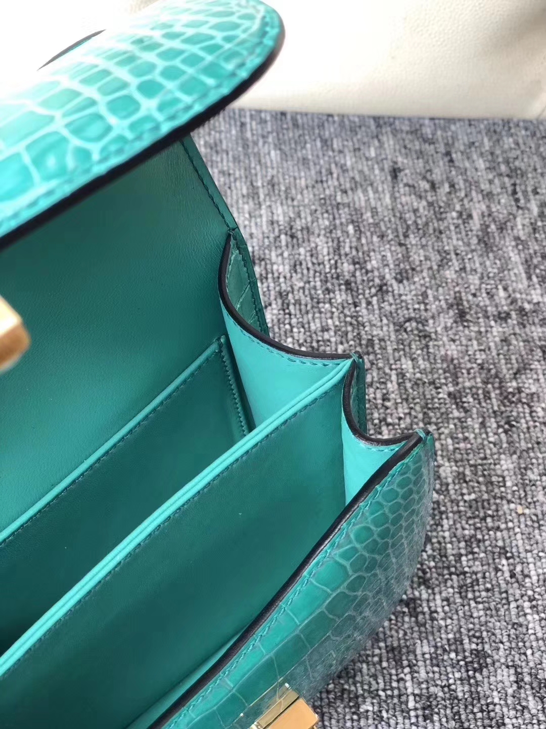 Hermès（爱马仕）Constance 空姐包 Alligator shiny 亮面鳄鱼 6o 帝王绿 金扣 18cm 超美现货
