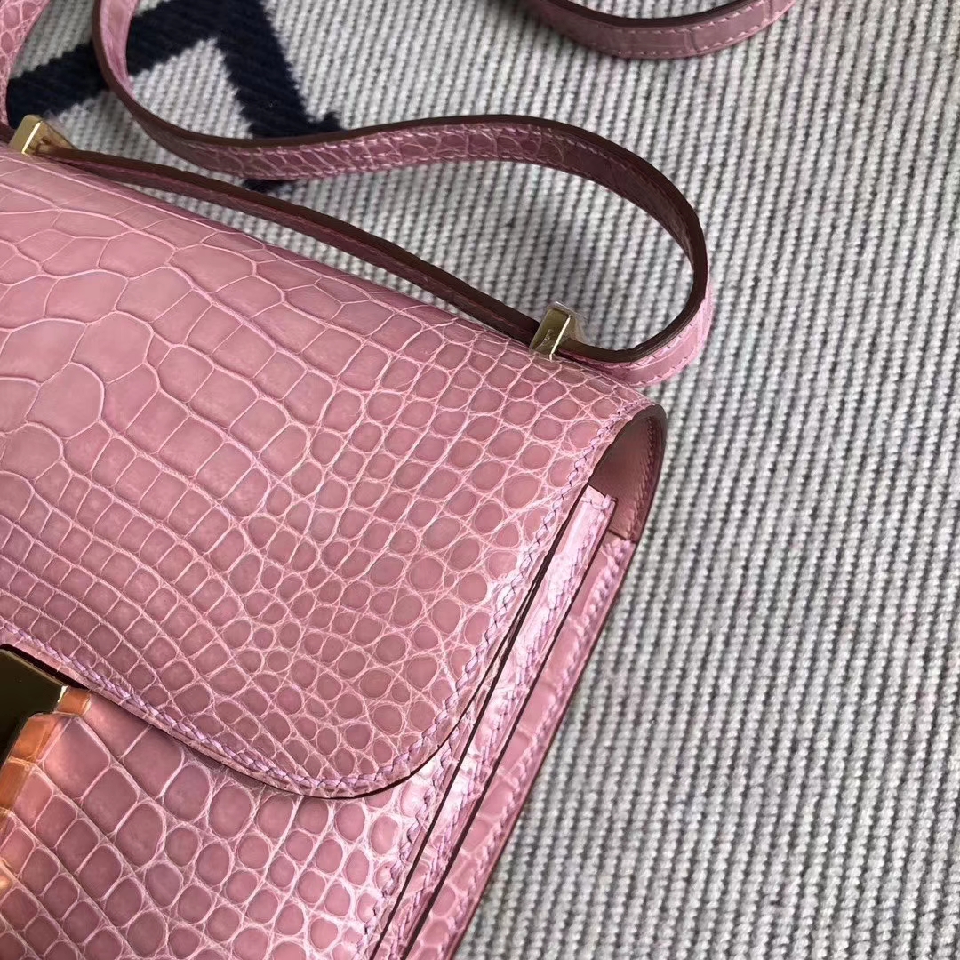 Hermès（爱马仕）Constance 空姐包 亮面方块 美洲鳄鱼 1Q奶昔粉 Rose Confetti 完美品相 金扣 19cm 现货