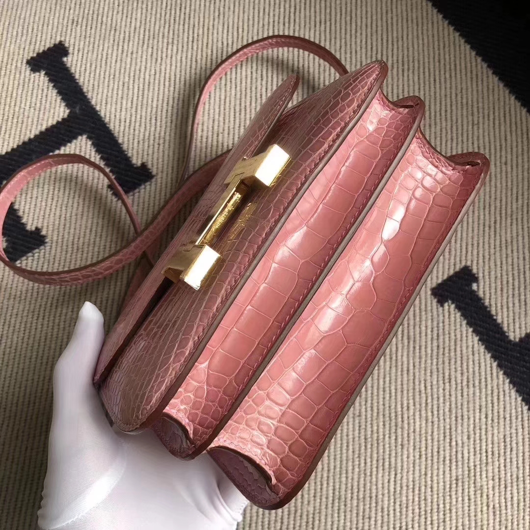 Hermès（爱马仕）Constance 空姐包 亮面方块 美洲鳄鱼 1Q奶昔粉 Rose Confetti 完美品相 金扣 19cm 现货