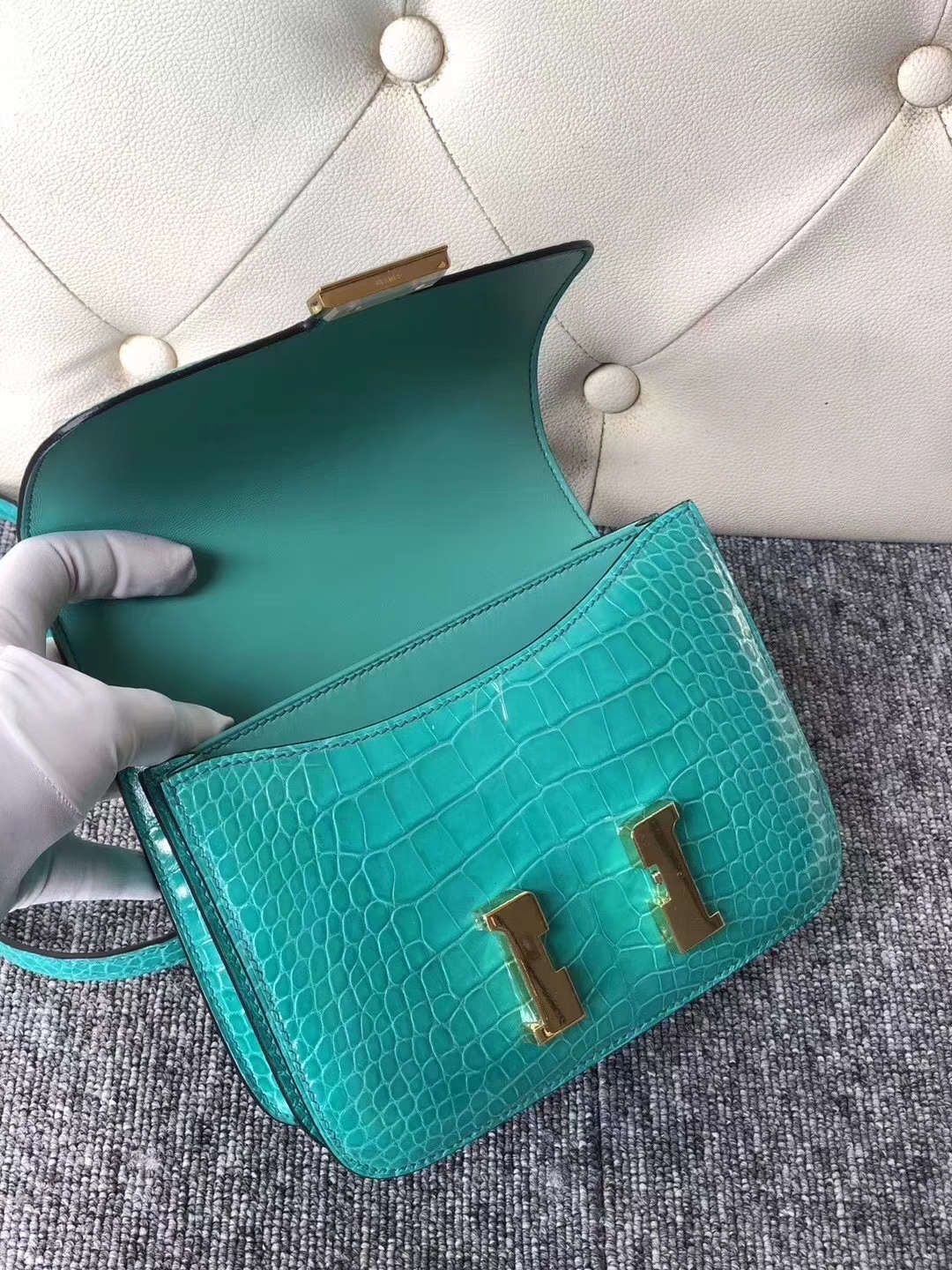 Hermès（爱马仕）Constance 空姐包 Alligator shiny 亮面鳄鱼 6o 帝王绿 金扣 18cm 超美现货