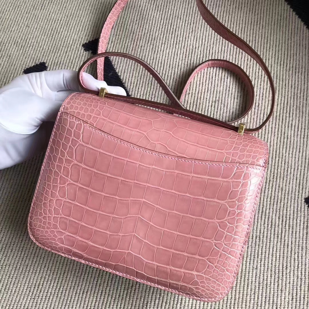 Hermès（爱马仕）Constance 空姐包 亮面方块 美洲鳄鱼 1Q奶昔粉 Rose Confetti 完美品相 金扣 19cm 现货