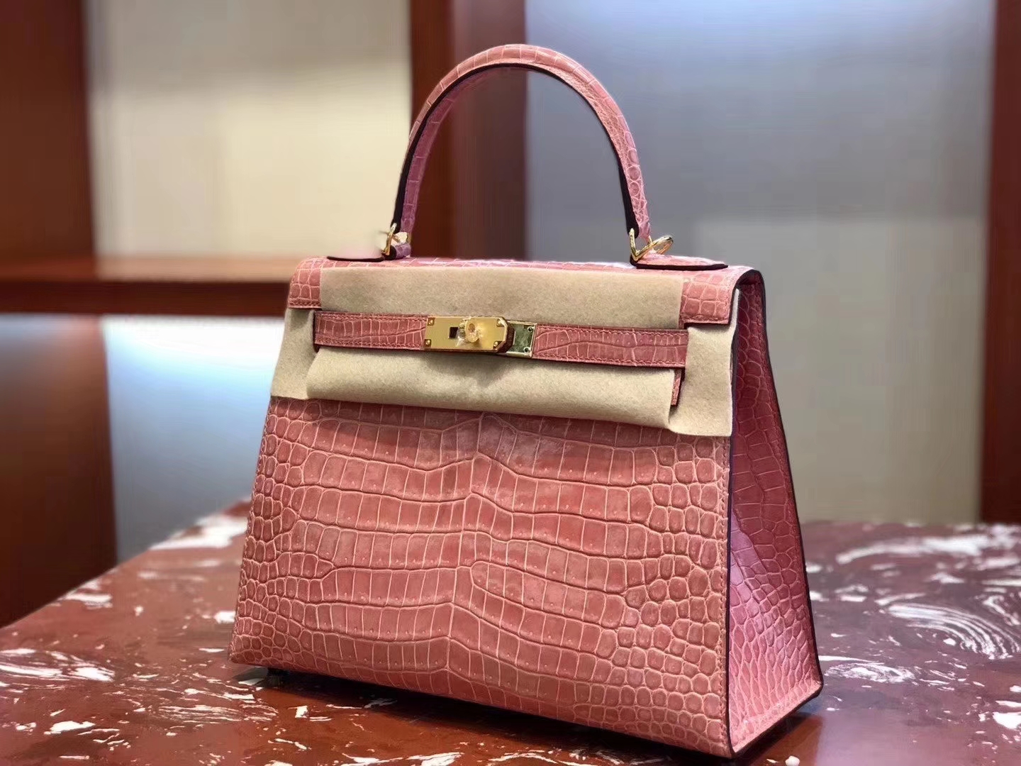 Hermès(爱马仕)Kelly 凯莉包 亮面澳洲湾湾 蜜桃粉 蜡线全手工 金扣 28cm-拉尔森鳄鱼皮具定制 - 爱马仕包包官网 Hermès(爱马仕)Kelly 凯莉包 亮面澳洲湾湾 蜜桃粉 蜡线全手工 金扣 28cm