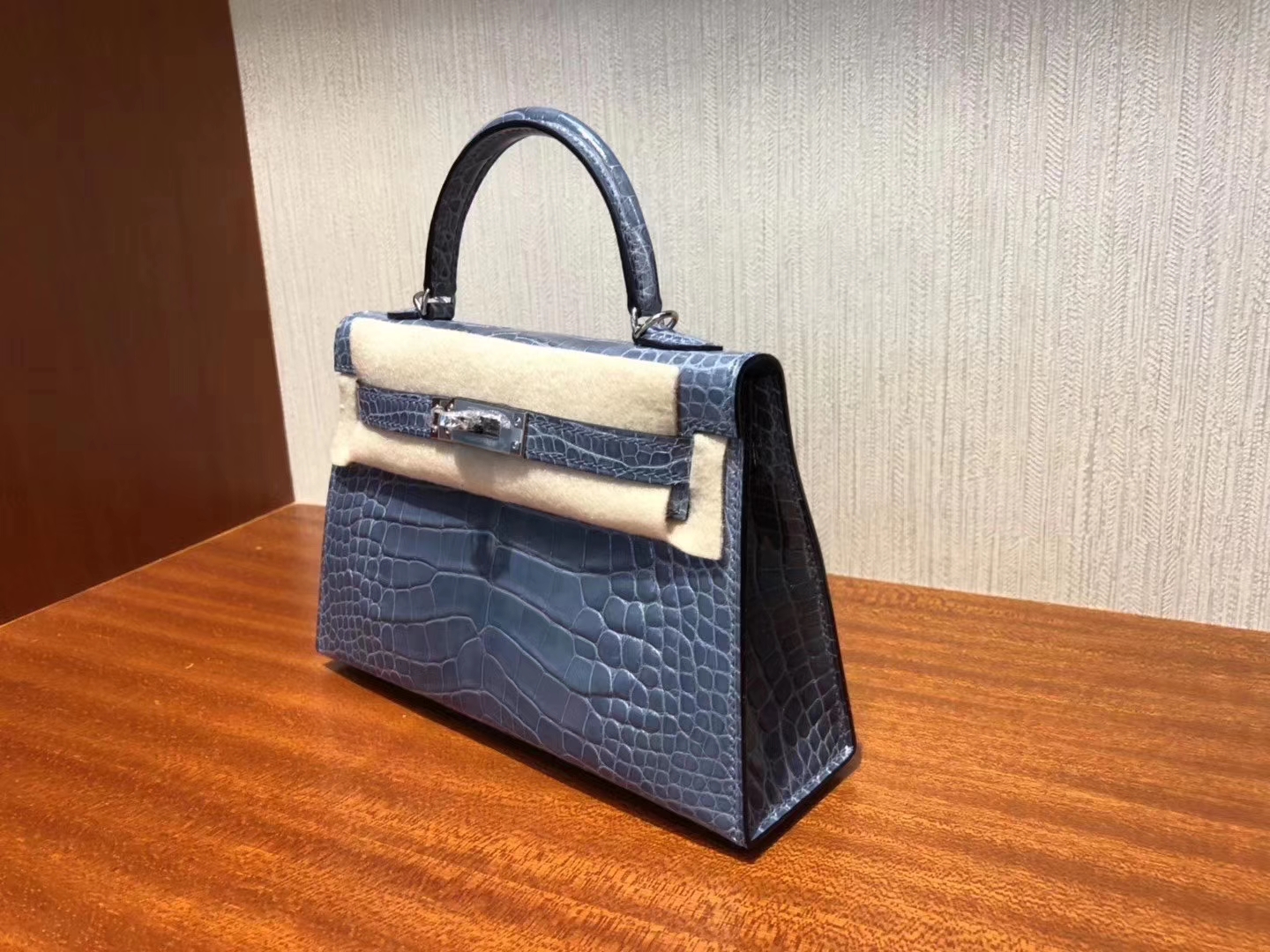 Hermès(爱马仕)Mini Kelly 19cm crocodile 亮面框框美洲鳄 牛仔蓝 蜡线全手工 银扣-拉尔森鳄鱼皮具定制 - 爱马仕包包官网 Hermès(爱马仕)Mini Kelly 19cm crocodile 亮面框框美洲鳄 牛仔蓝 蜡线全手工 银扣