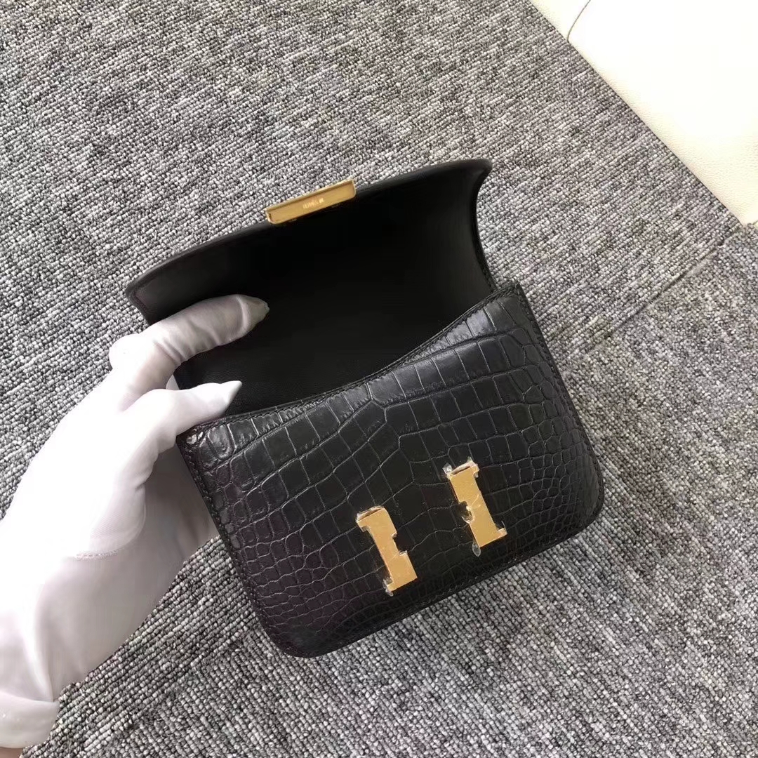 Hermès（爱马仕）Mimi Constance 迷你空姐包 雾面框框美洲鳄 ck89黑色蜡线全手工 金扣 14cm