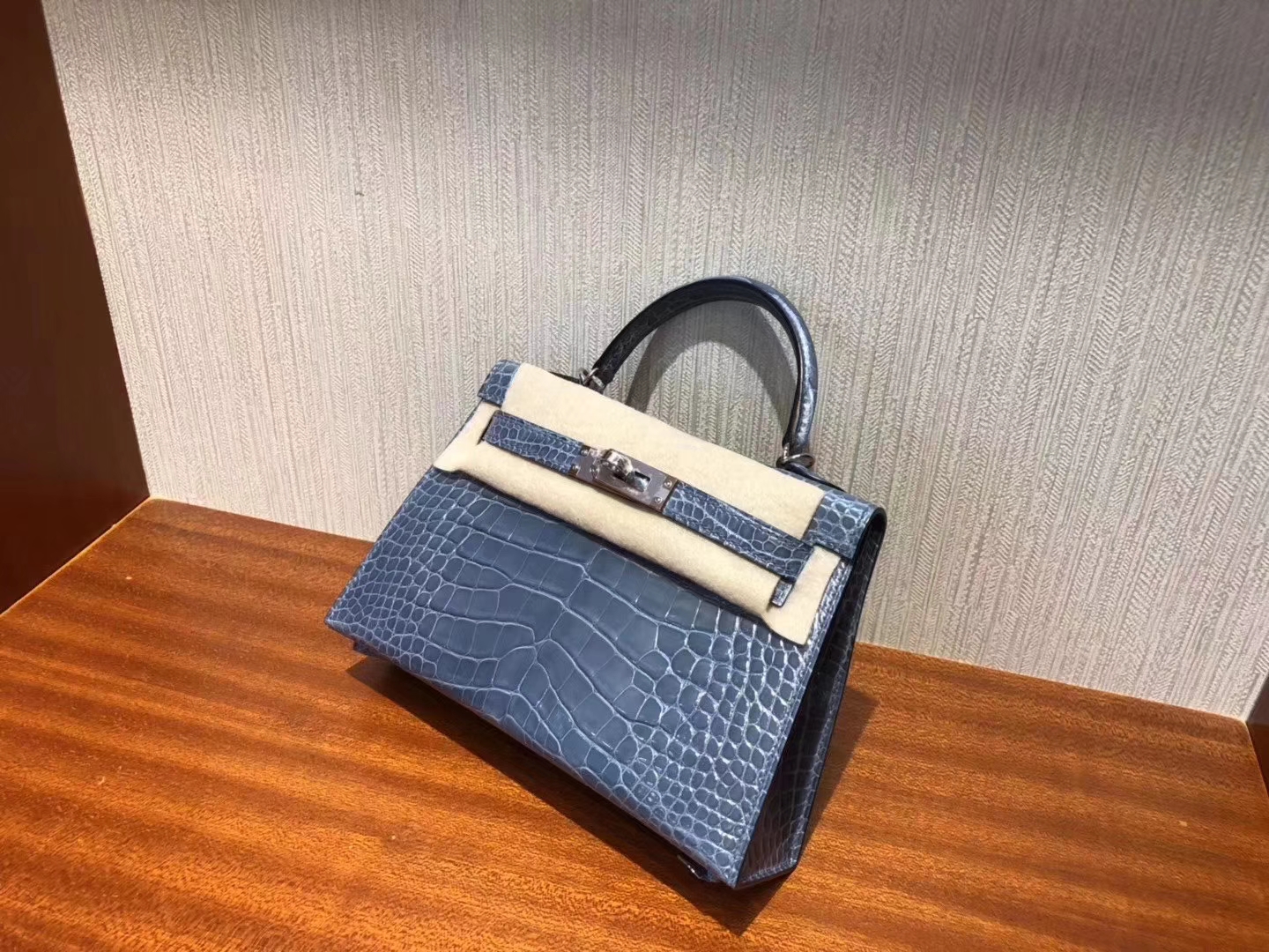 Hermès（爱马仕）Mini Kelly 19cm crocodile 亮面框框美洲鳄 牛仔蓝 蜡线全手工 银扣