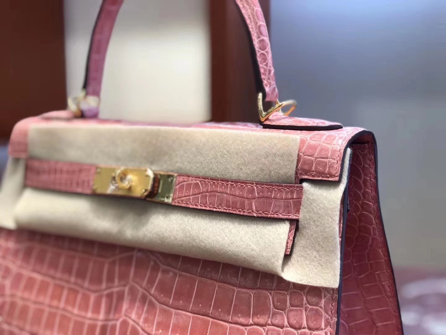 Hermès（爱马仕）Kelly 凯莉包 亮面澳洲湾湾 蜜桃粉 蜡线全手工 金扣 28cm