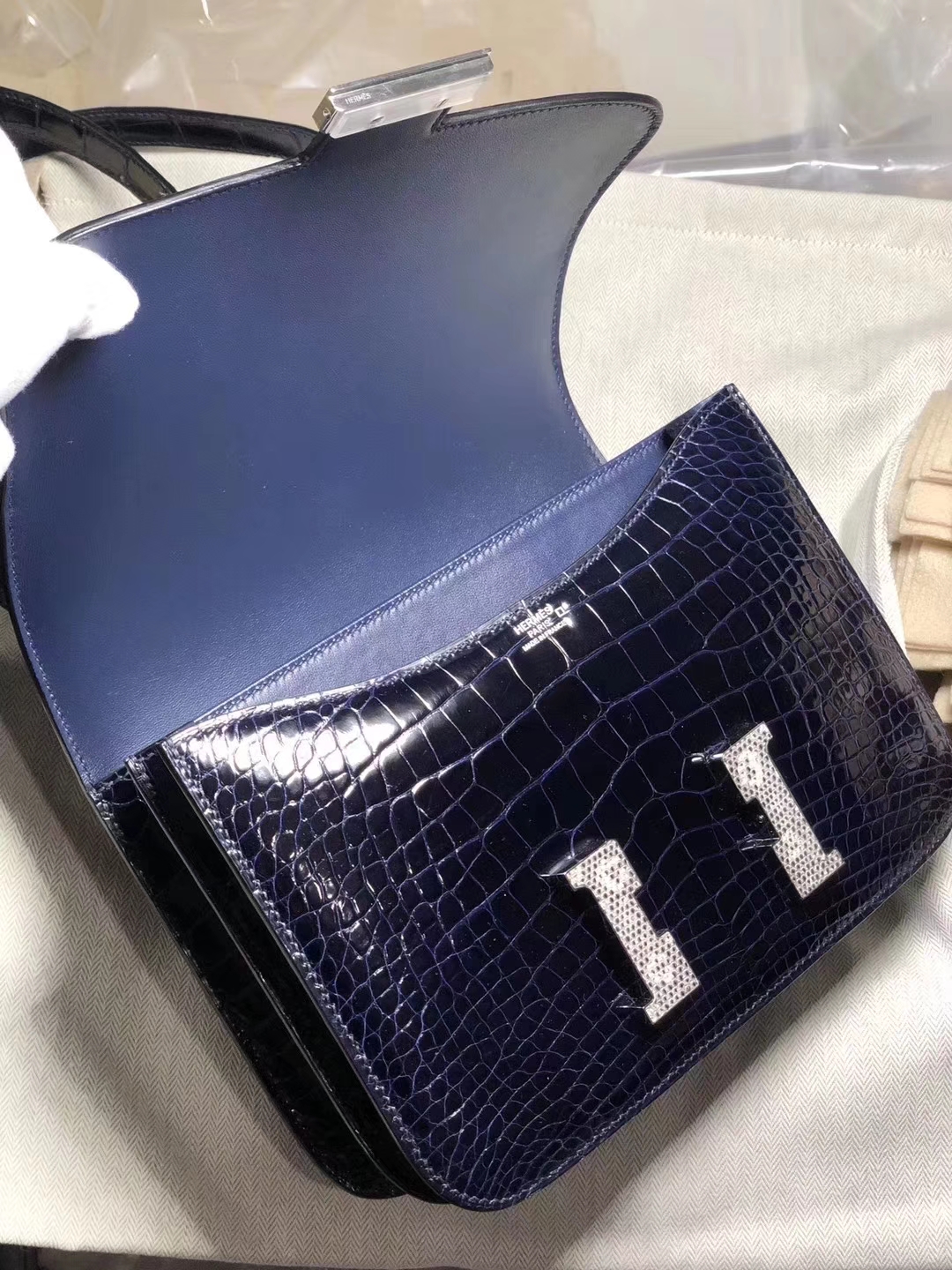 Hermès(爱马仕)Constance 空姐包 23cm 亮面框框美洲鳄 宝石蓝拼蜥蜴扣 蜡线全手工 接受预定-拉尔森鳄鱼皮具定制 - 爱马仕包包官网 Hermès(爱马仕)Constance 空姐包 23cm 亮面框框美洲鳄 宝石蓝拼蜥蜴扣 蜡线全手工 接受预定