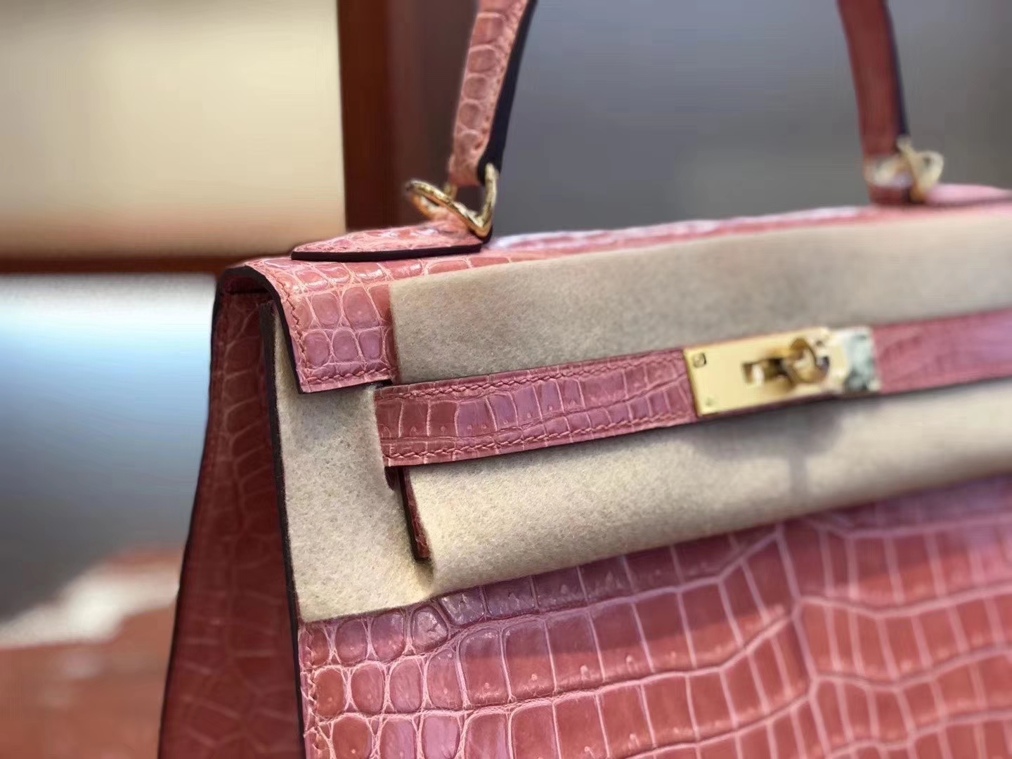 Hermès（爱马仕）Kelly 凯莉包 亮面澳洲湾湾 蜜桃粉 蜡线全手工 金扣 28cm