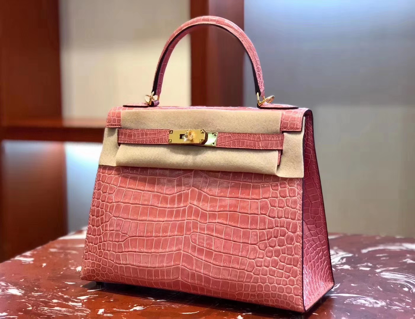 Hermès（爱马仕）Kelly 凯莉包 亮面澳洲湾湾 蜜桃粉 蜡线全手工 金扣 28cm