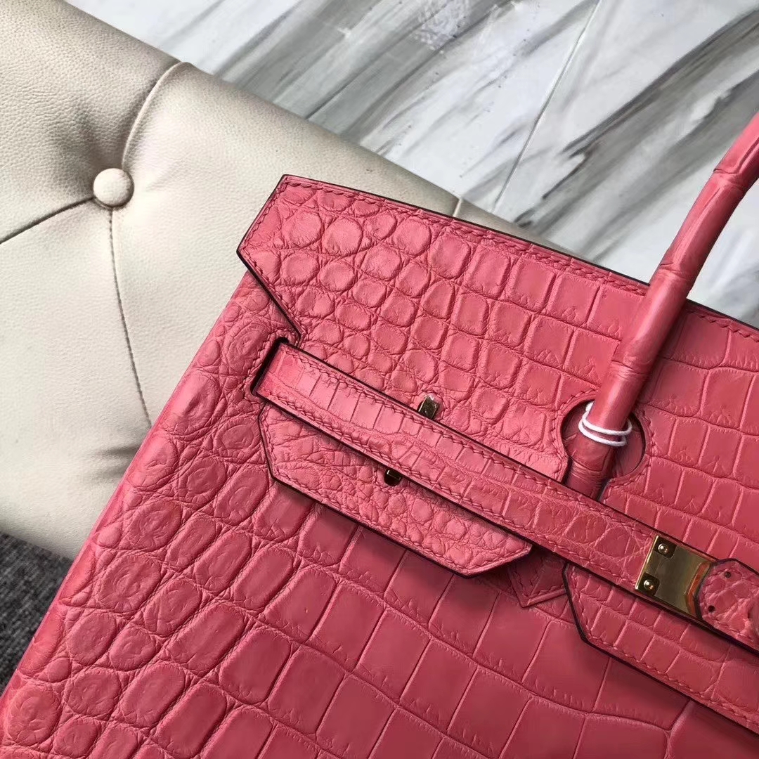 Hermès(爱马仕)Birkin 铂金包 雾面鳄鱼 A5 杜鹃红 金扣 顶级手缝 35cm 现货-拉尔森鳄鱼皮具定制 - 爱马仕包包官网 Hermès(爱马仕)Birkin 铂金包 雾面鳄鱼 A5 杜鹃红 金扣 顶级手缝 35cm 现货