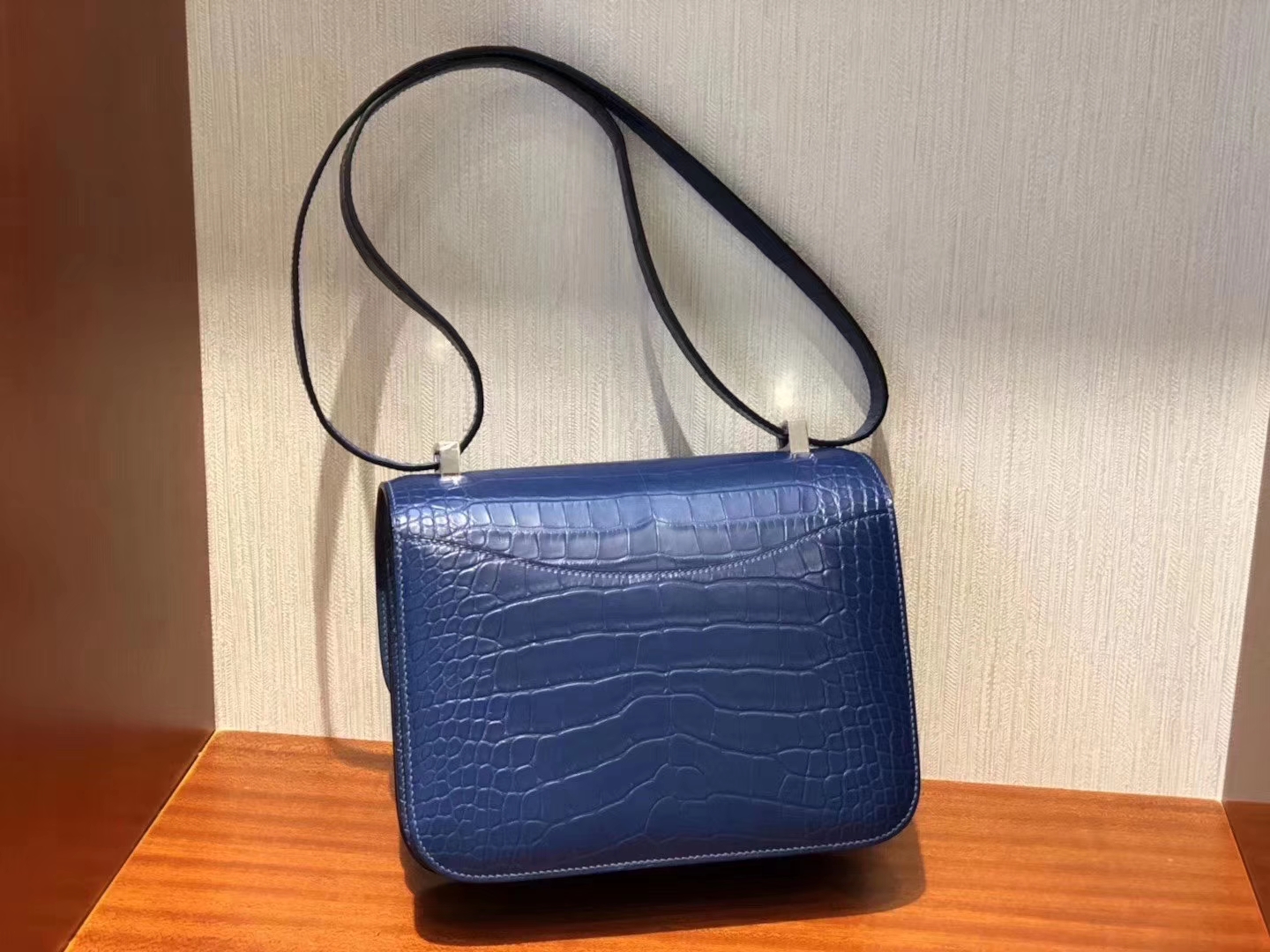 Hermès(爱马仕)Constance 空姐包 Matt crocodile 雾面美洲鳄 明蓝 23cm-拉尔森鳄鱼皮具定制 - 爱马仕包包官网 Hermès(爱马仕)Constance 空姐包 Matt crocodile 雾面美洲鳄 明蓝 23cm