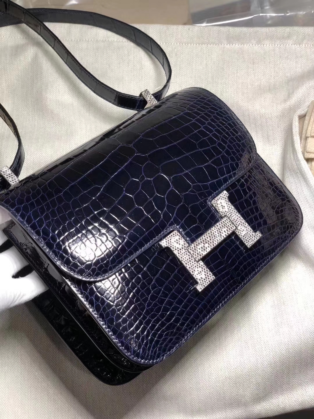 Hermès（爱马仕）Constance 空姐包 23cm 亮面框框美洲鳄 宝石蓝拼蜥蜴扣 蜡线全手工 接受预定