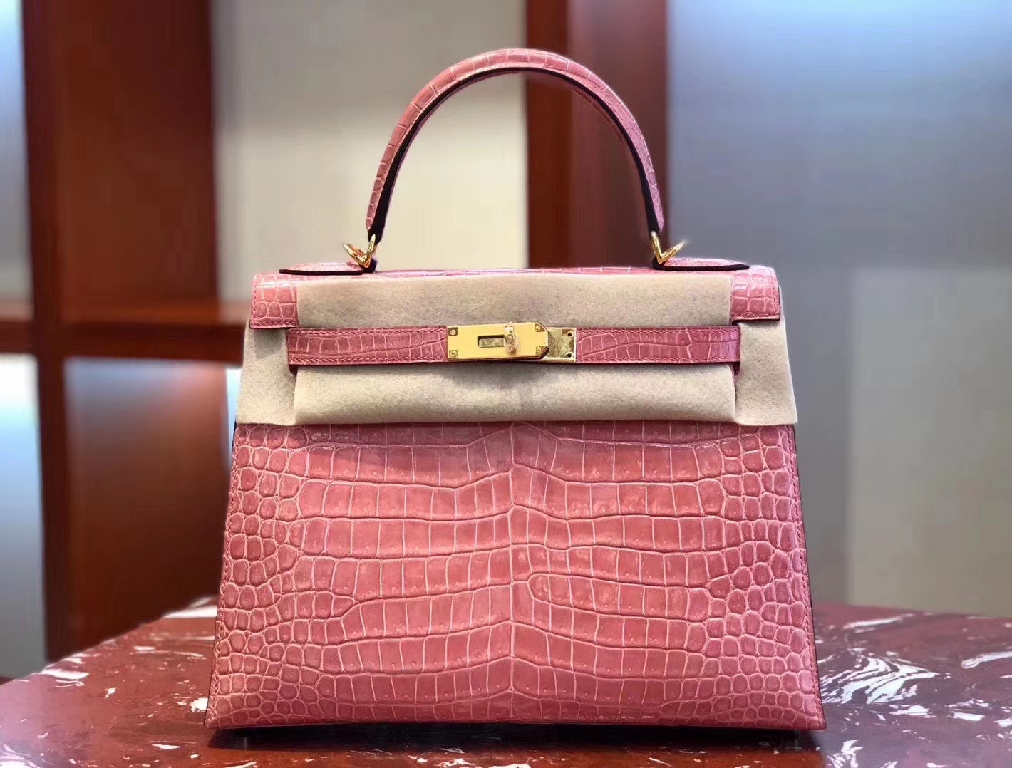 Hermès（爱马仕）Kelly 凯莉包 亮面澳洲湾湾 蜜桃粉 蜡线全手工 金扣 28cm