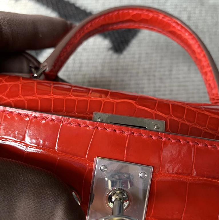 Hermès（爱马仕）Mini Kelly迷你凯莉包 法拉利红 亮面方块 美洲鳄鱼 银扣 2代 现货