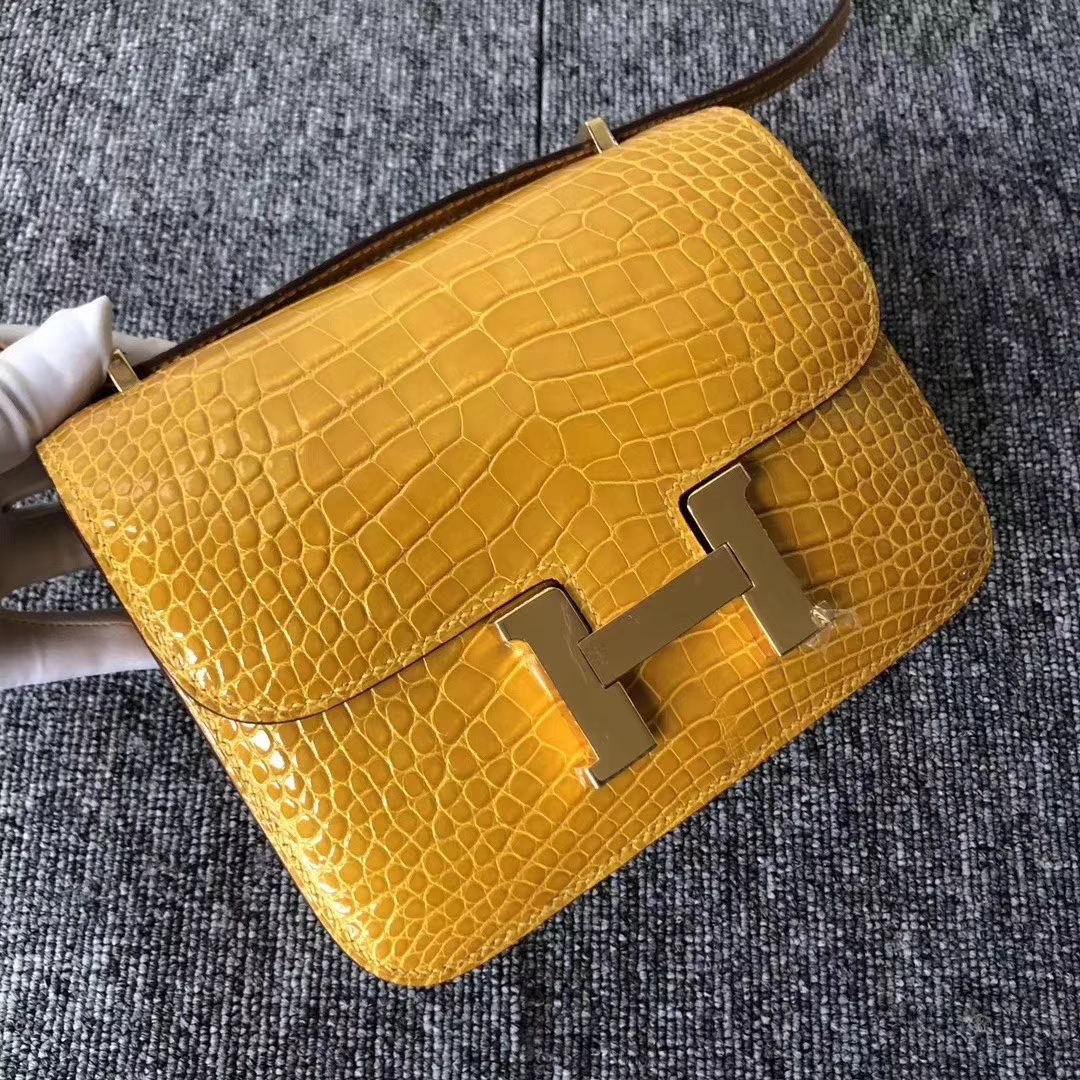 Hermès（爱马仕）Constance 空姐包 Alligator shiny 亮面鳄鱼 9D 琥珀黄 Ambre 金扣 18cm 现货