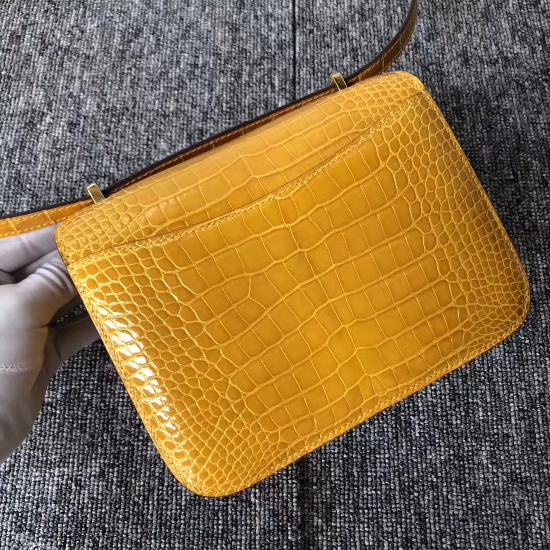 Hermès（爱马仕）Constance 空姐包 Alligator shiny 亮面鳄鱼 9D 琥珀黄 Ambre 金扣 18cm 现货