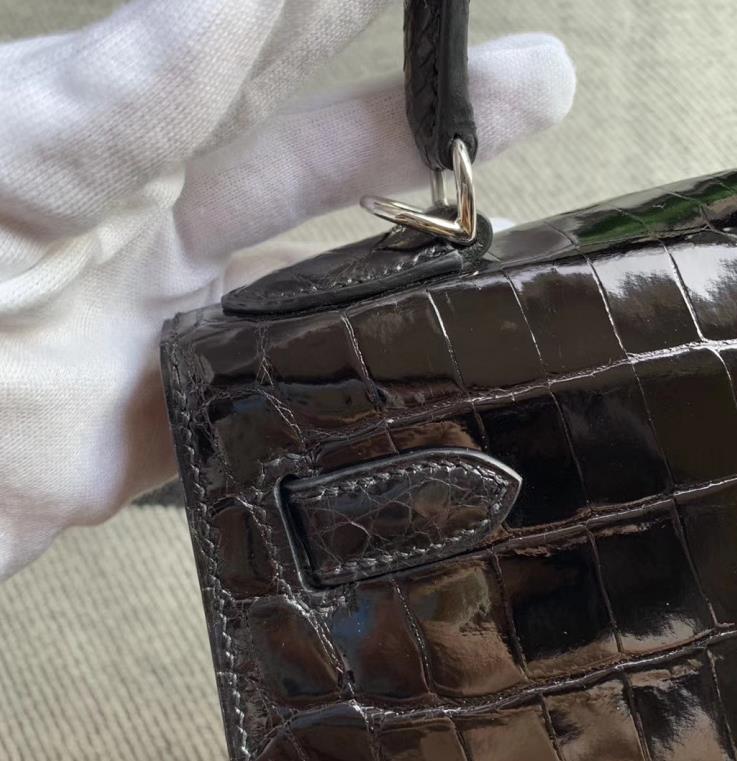 Hermès(爱马仕)Kelly 凯莉包 亮面澳洲湾鳄 黑色 银扣 28cm 现货-拉尔森鳄鱼皮具定制 - 爱马仕包包官网 Hermès(爱马仕)Kelly 凯莉包 亮面澳洲湾鳄 黑色 银扣 28cm 现货