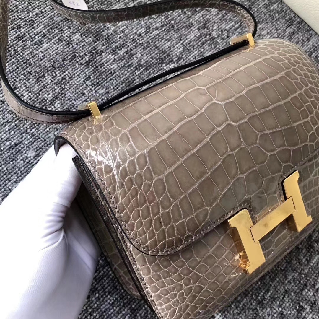 Hermès（爱马仕）Constance 空姐包 Alligator shiny 亮面鳄鱼 ck81 斑鸠灰 金扣 18cm 现货