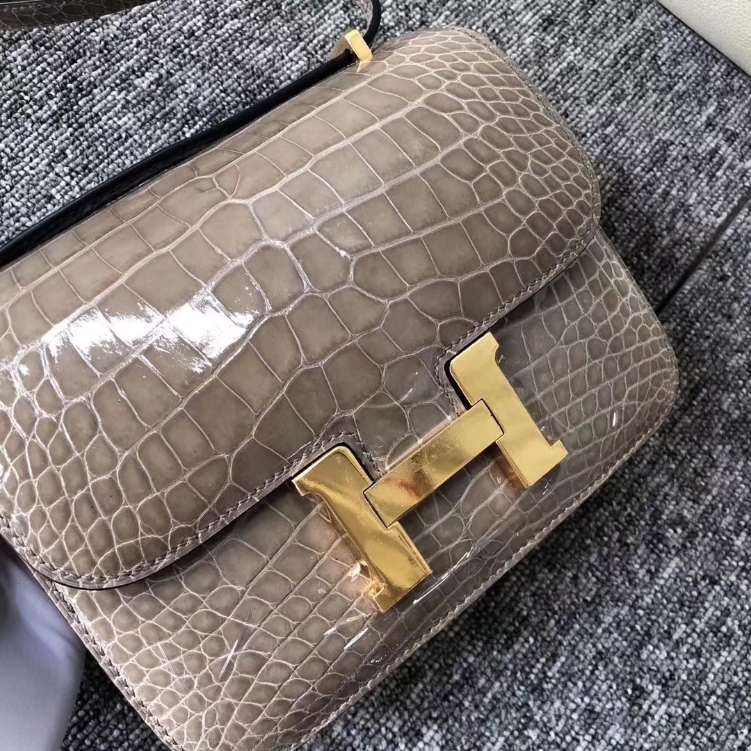 Hermès(爱马仕)Constance 空姐包 Alligator shiny 亮面鳄鱼 ck81 斑鸠灰 金扣 18cm 现货-拉尔森鳄鱼皮具定制 - 爱马仕包包官网 Hermès(爱马仕)Constance 空姐包 Alligator shiny 亮面鳄鱼 ck81 斑鸠灰 金扣 18cm 现货