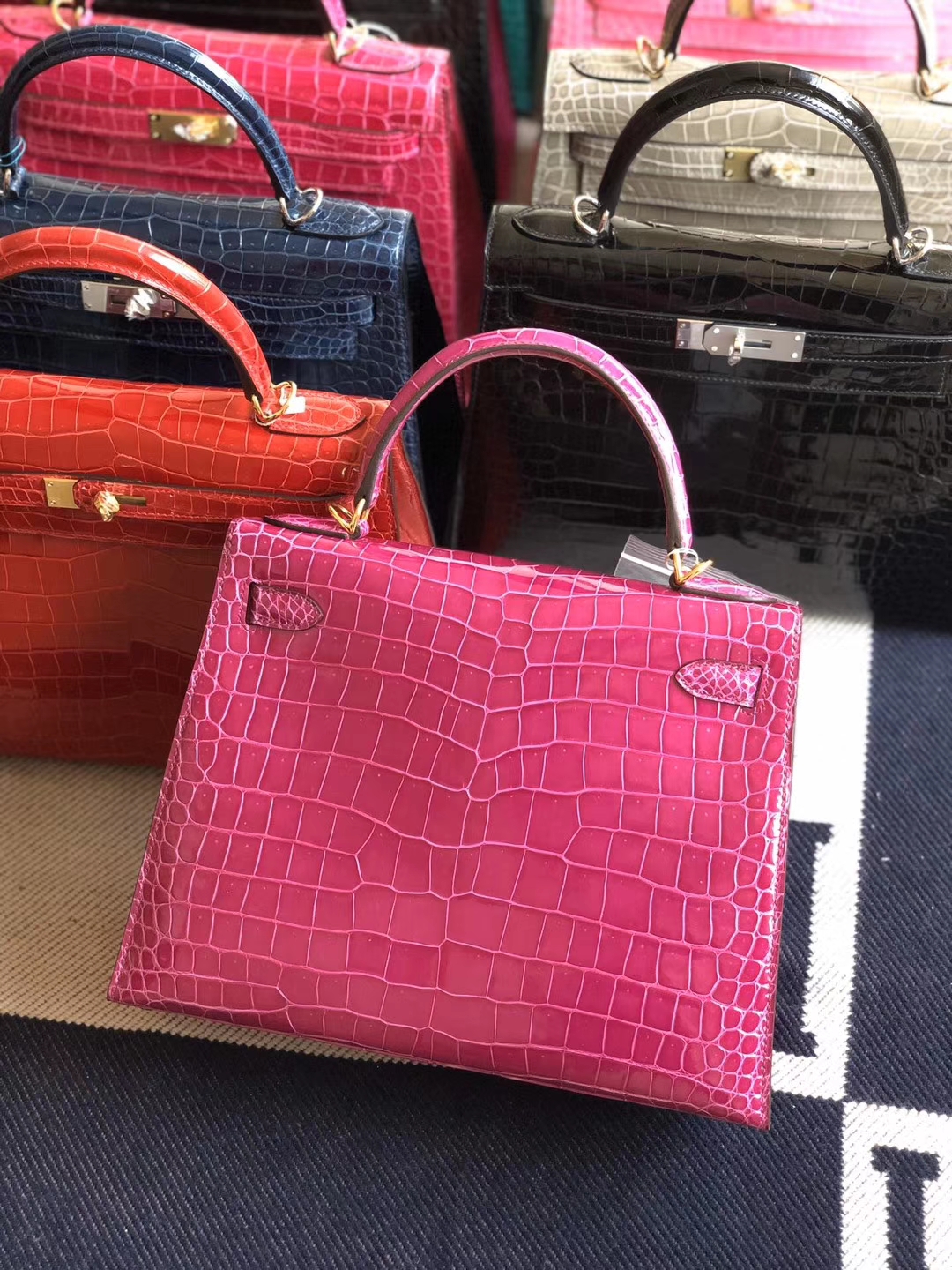 Hermès（爱马仕）Kelly 凯莉包 亮面澳洲湾鳄 J5 天方夜谭粉紫 金扣 28cm 现货