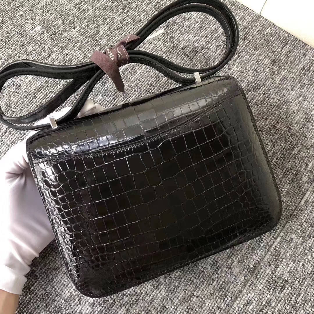 Hermès（爱马仕）Constance 空姐包 Porosus shiny 澳洲亮面鳄鱼  ck89 黑色 银扣 18cm 现货