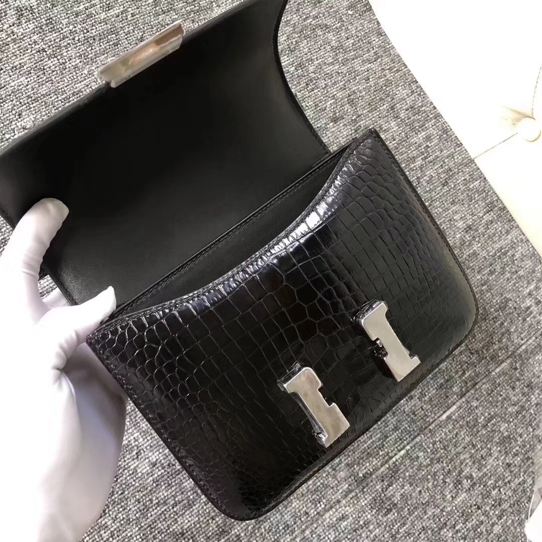 Hermès（爱马仕）Constance 空姐包 Porosus shiny 澳洲亮面鳄鱼  ck89 黑色 银扣 18cm 现货