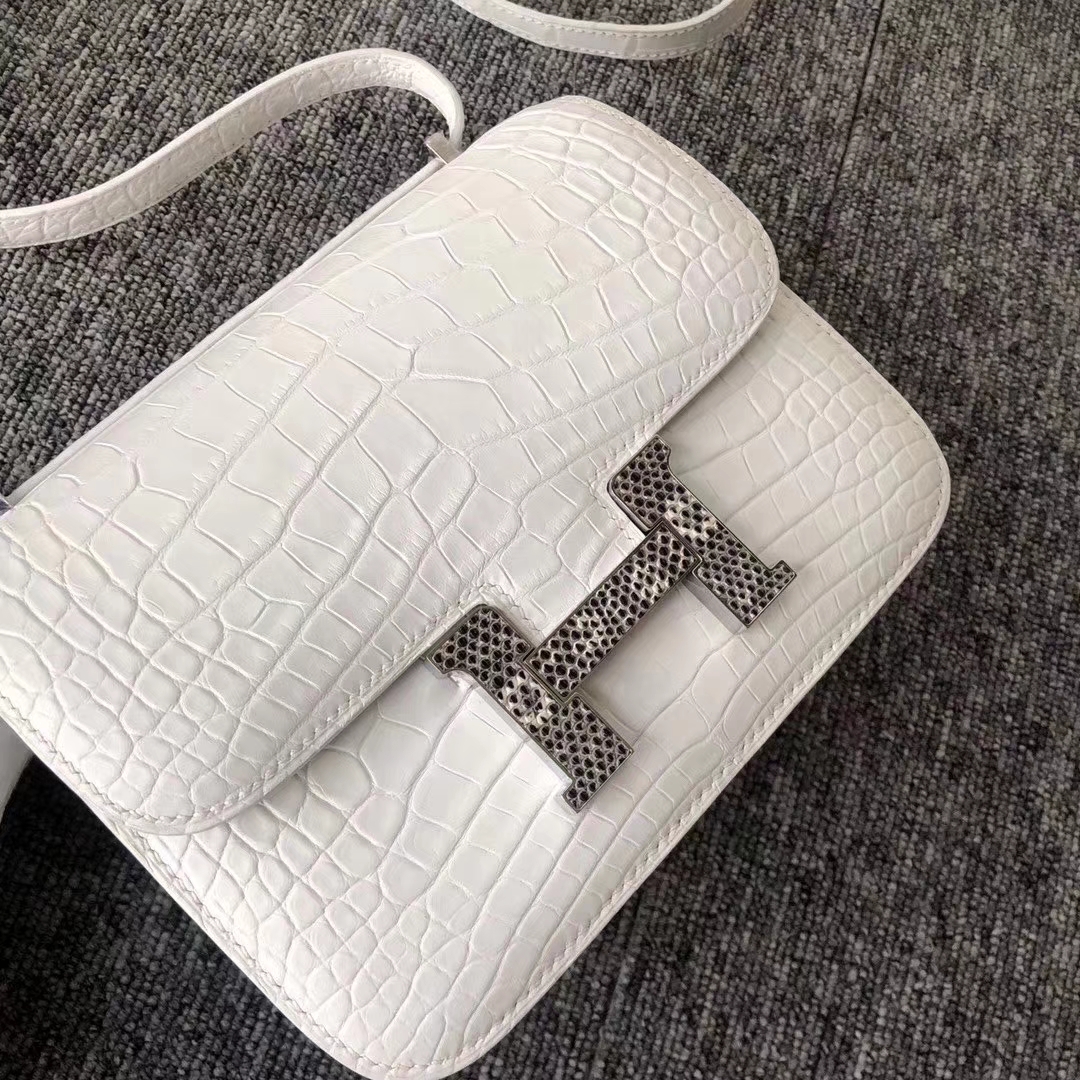 Hermès(爱马仕)Constance 空姐包 雾面美洲鳄 01纯白 配蜥蜴扣 蜡线全手工 接受预定 19cm-拉尔森鳄鱼皮具定制 - 爱马仕包包官网 Hermès(爱马仕)Constance 空姐包 雾面美洲鳄 01纯白 配蜥蜴扣 蜡线全手工 接受预定 19cm