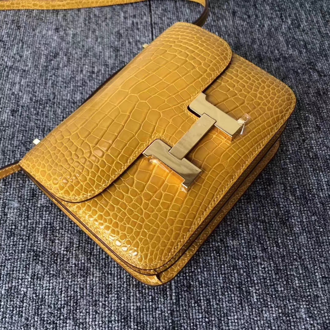Hermès(爱马仕)Constance 空姐包 Alligator shiny 亮面鳄鱼 9D 琥珀黄 Ambre 金扣 18cm 现货-拉尔森鳄鱼皮具定制 - 爱马仕包包官网 Hermès(爱马仕)Constance 空姐包 Alligator shiny 亮面鳄鱼 9D 琥珀黄 Ambre 金扣 18cm 现货
