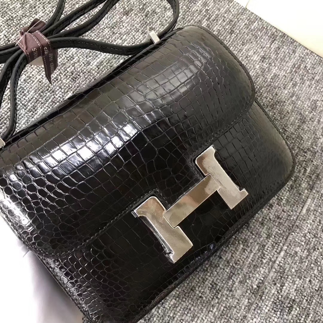 Hermès(爱马仕)Constance 空姐包 Porosus shiny 澳洲亮面鳄鱼 ck89 黑色 银扣 18cm 现货-拉尔森鳄鱼皮具定制 - 爱马仕包包官网 Hermès(爱马仕)Constance 空姐包 Porosus shiny 澳洲亮面鳄鱼 ck89 黑色 银扣 18cm 现货