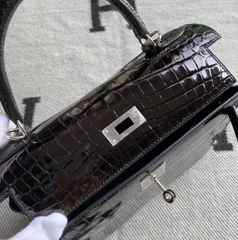 Hermès（爱马仕）Kelly 凯莉包 亮面澳洲湾鳄 黑色 银扣 28cm 现货