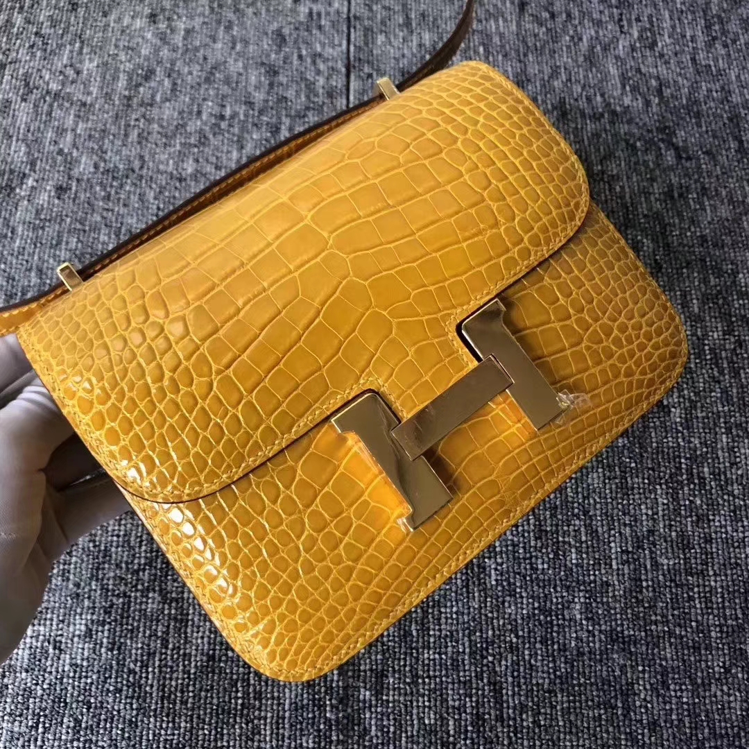 Hermès（爱马仕）Constance 空姐包 Alligator shiny 亮面鳄鱼 9D 琥珀黄 Ambre 金扣 18cm 现货