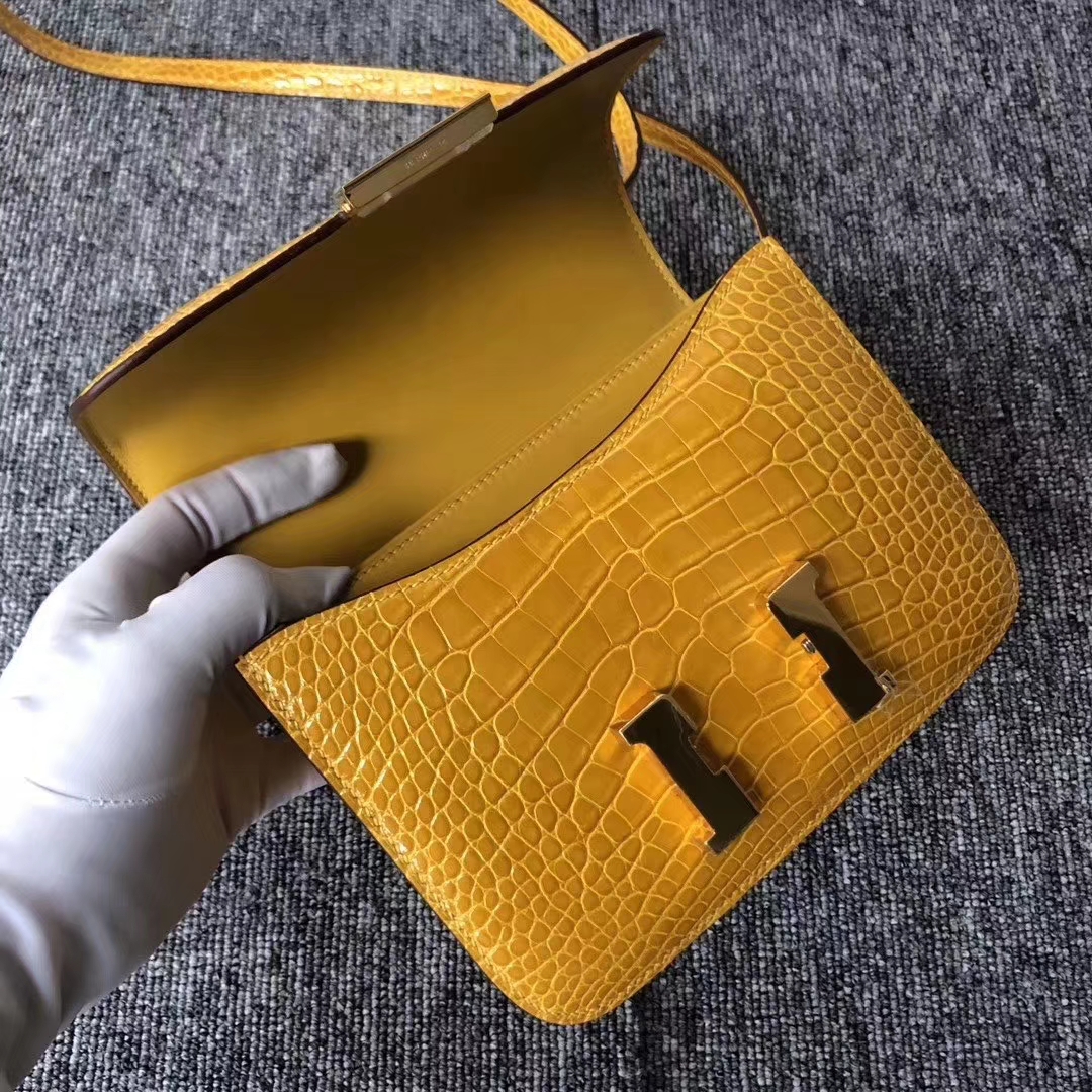 Hermès（爱马仕）Constance 空姐包 Alligator shiny 亮面鳄鱼 9D 琥珀黄 Ambre 金扣 18cm 现货