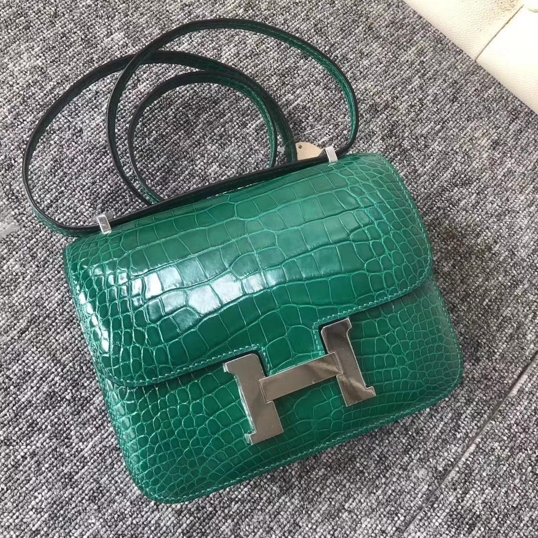 Hermès（爱马仕）Constance 空姐包 Alligator shiny 亮面鳄鱼 6Ｑ 翡翠绿 银扣 18cm 现货
